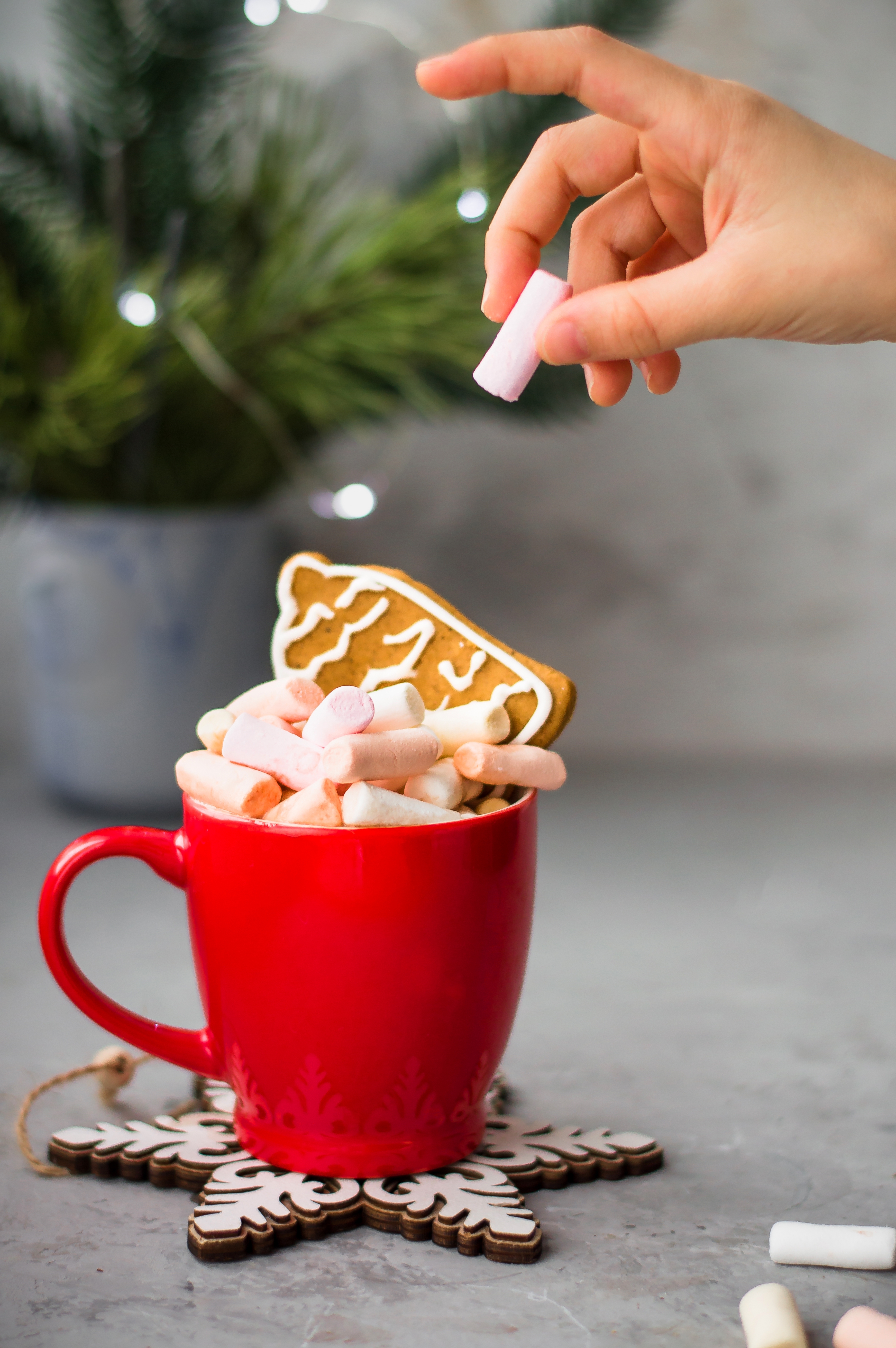 La main d'un enfant tenant un marshmallow | Source : Shutterstock