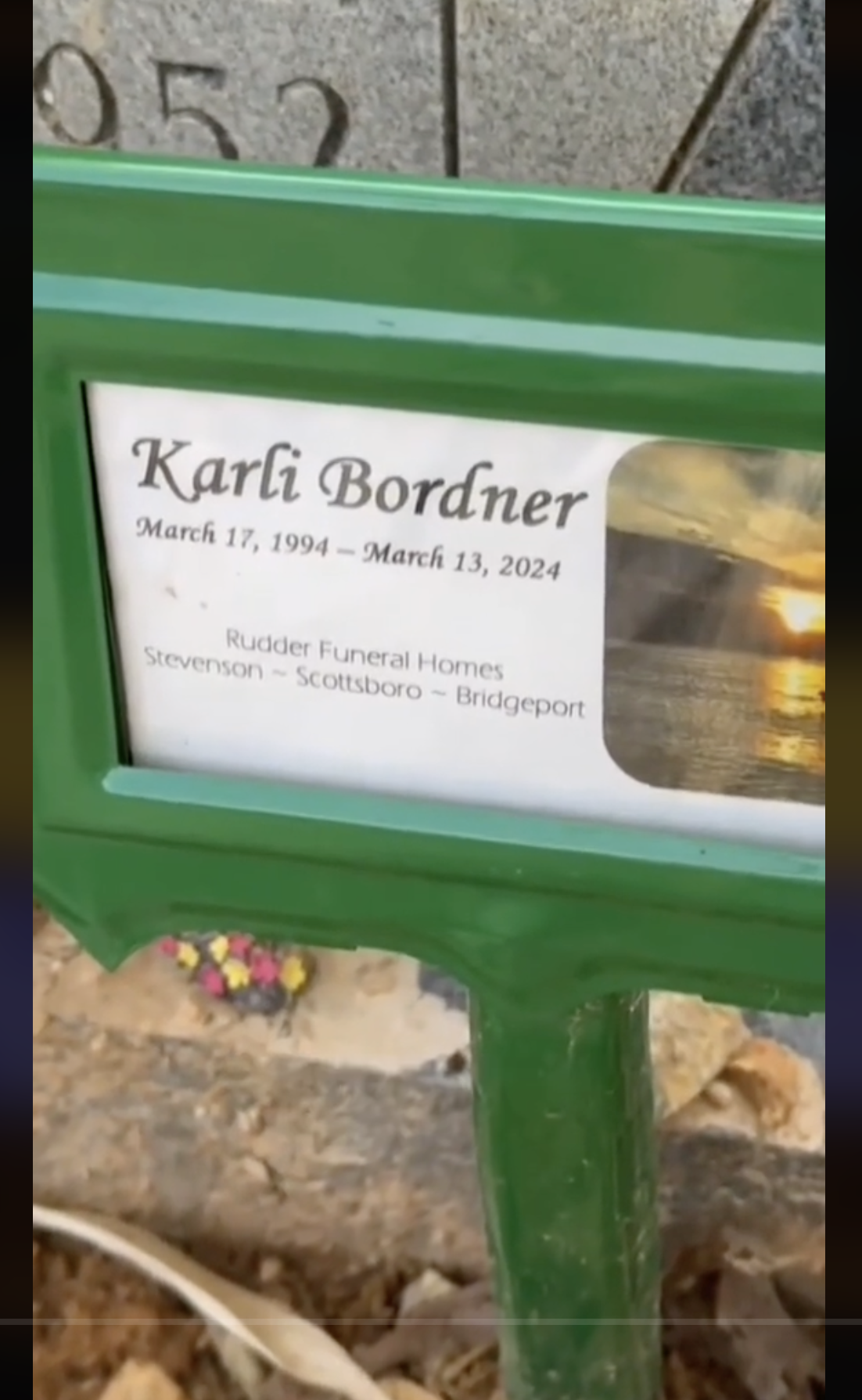 Une plaque d'apparence modeste posée sur la tombe de Karli Bordner, comme on peut le voir dans une vidéo datée du 24 avril 2024 | Source : TikTok/@unxnown.news