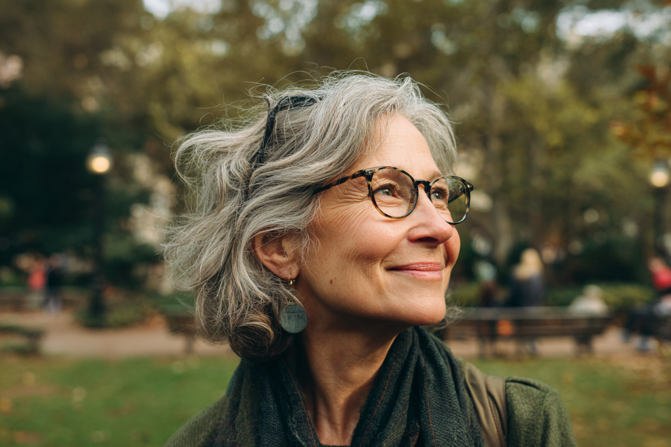 Une femme âgée souriante | Source : Midjourney