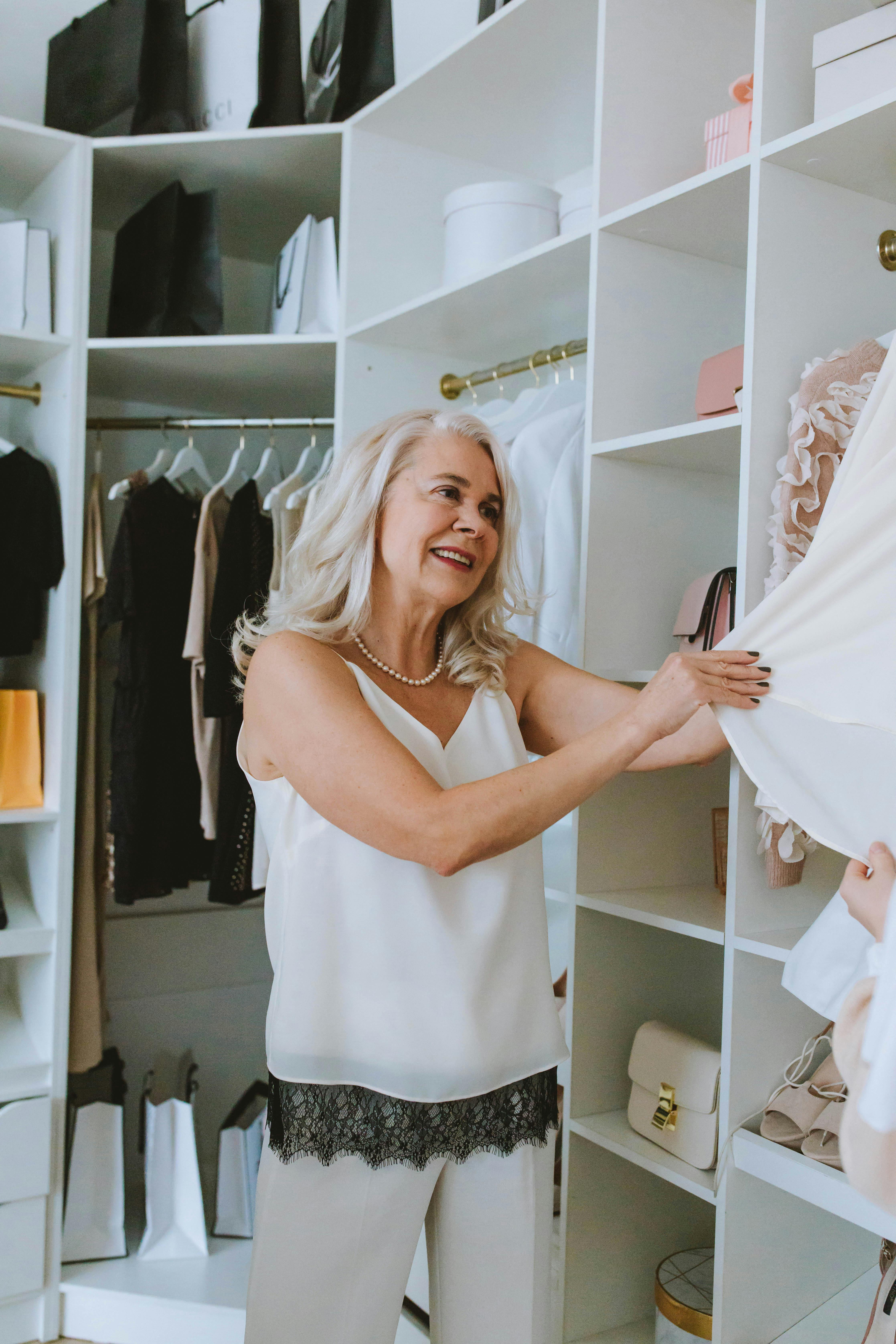 Une femme qui fouille dans son placard | Source : Pexels