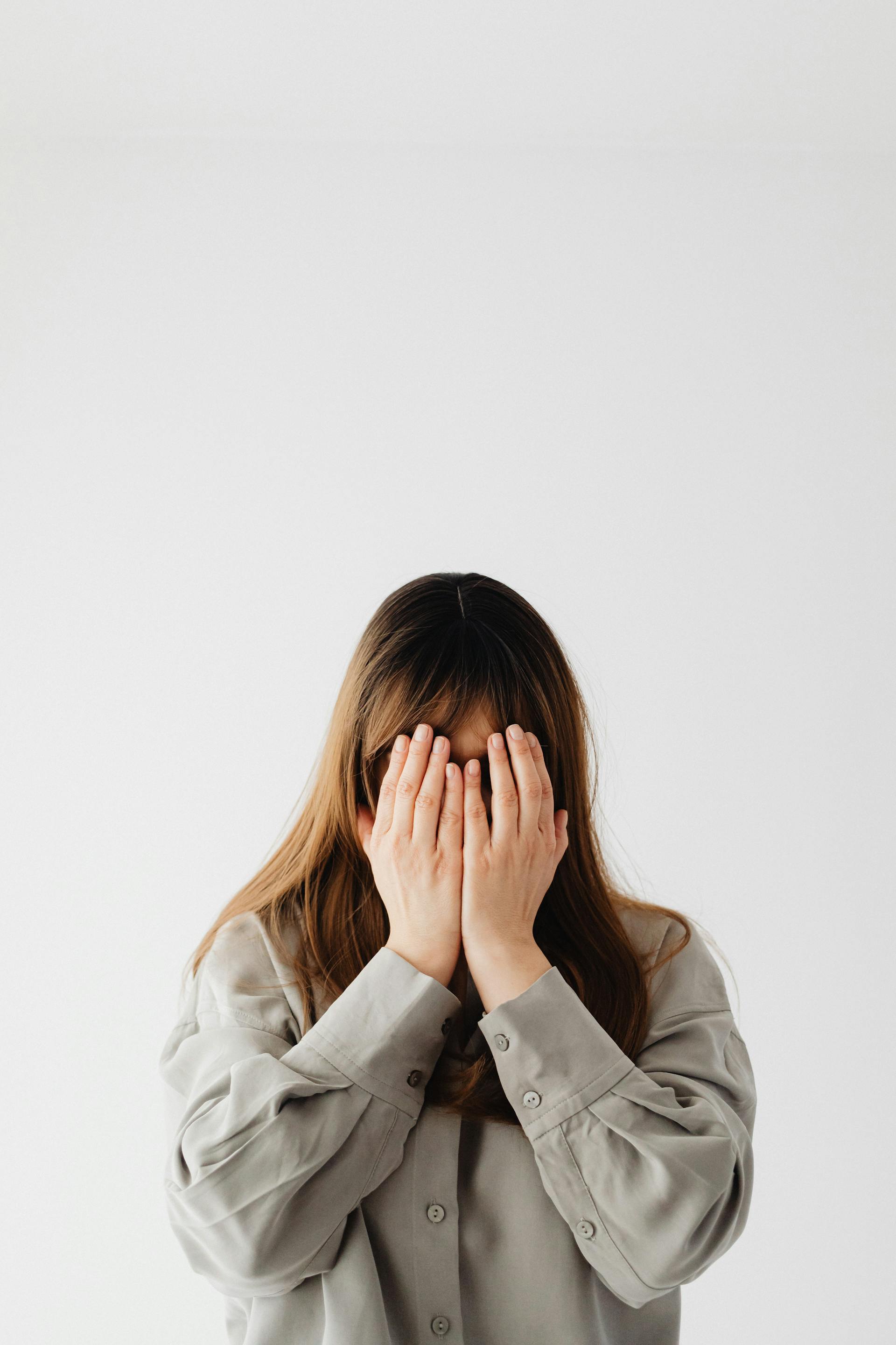 Une femme se couvrant le visage avec ses mains | Source : Pexels