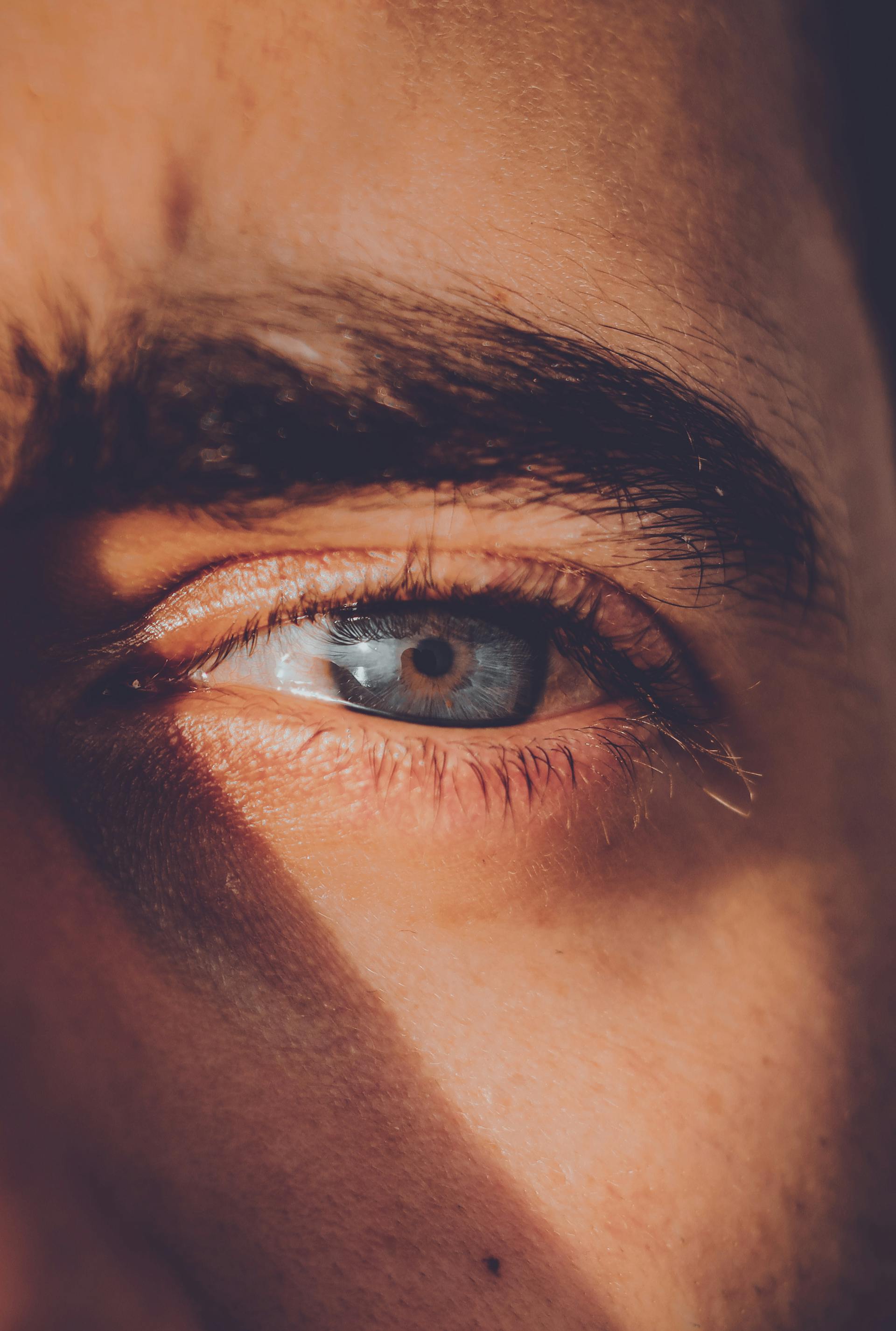 Un homme choqué qui fixe quelqu'un | Source : Pexels