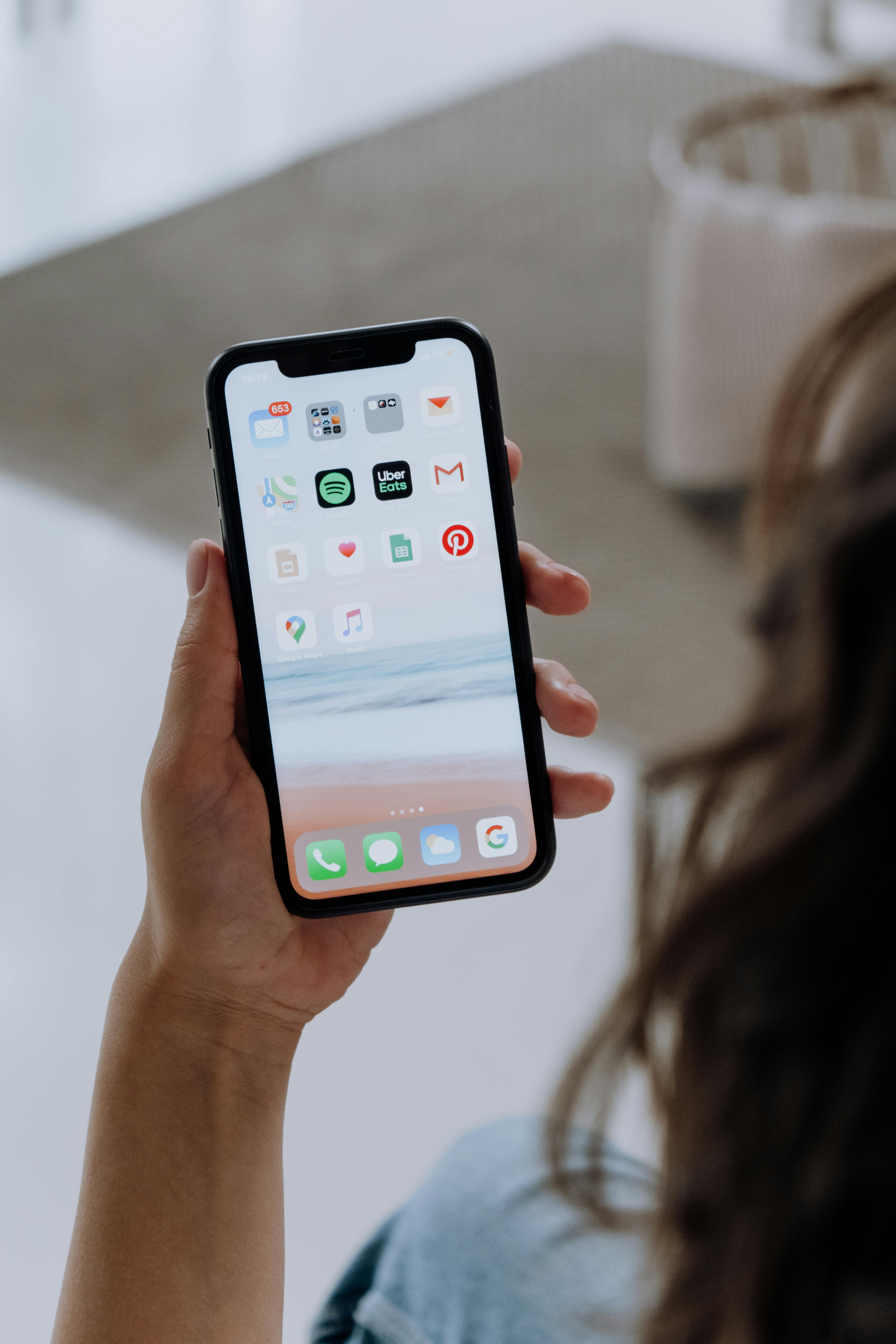 Une femme consultant son téléphone | Source : Pexels