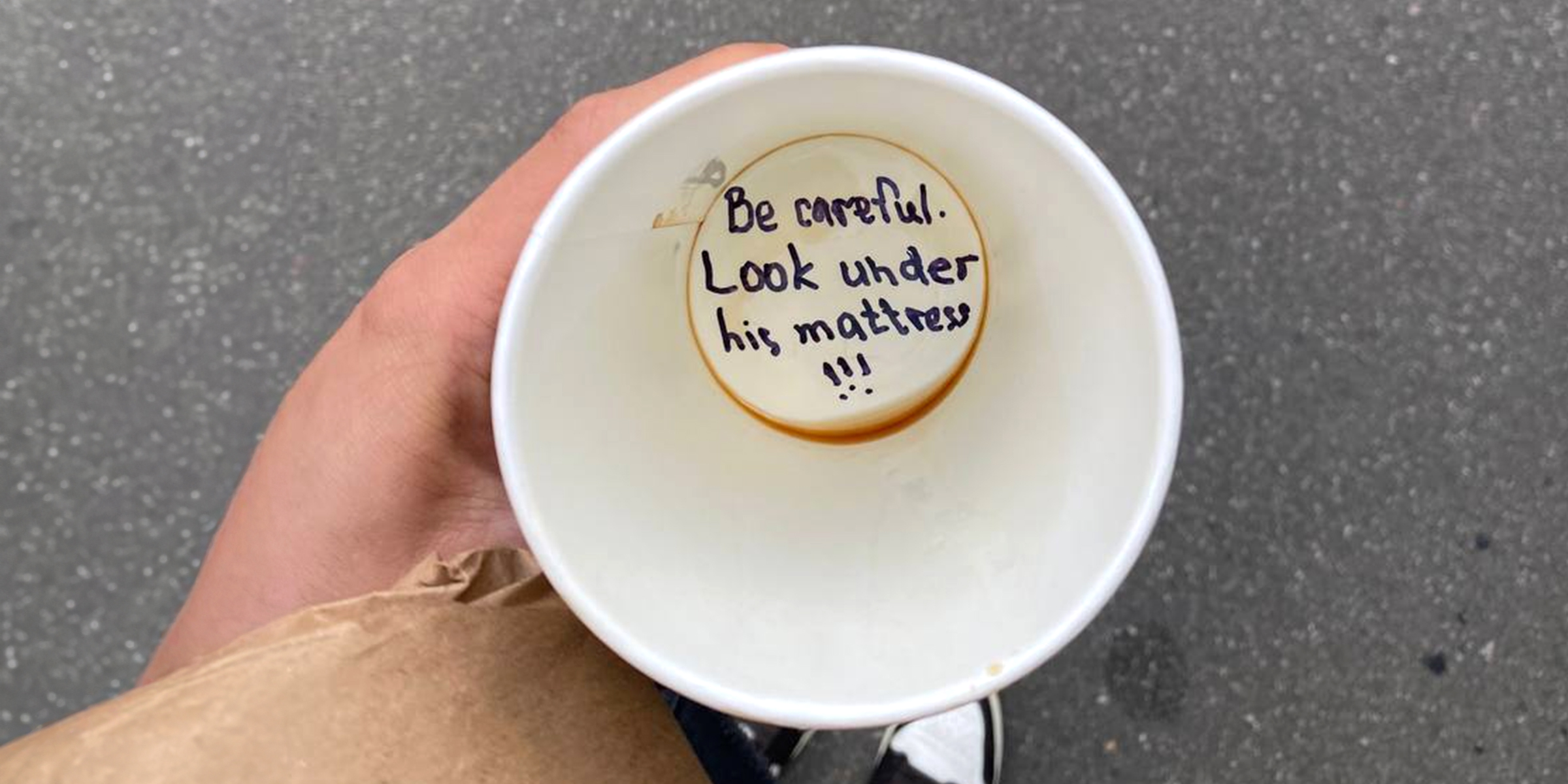 Un message au fond d'un gobelet | Source : Ozdomedia