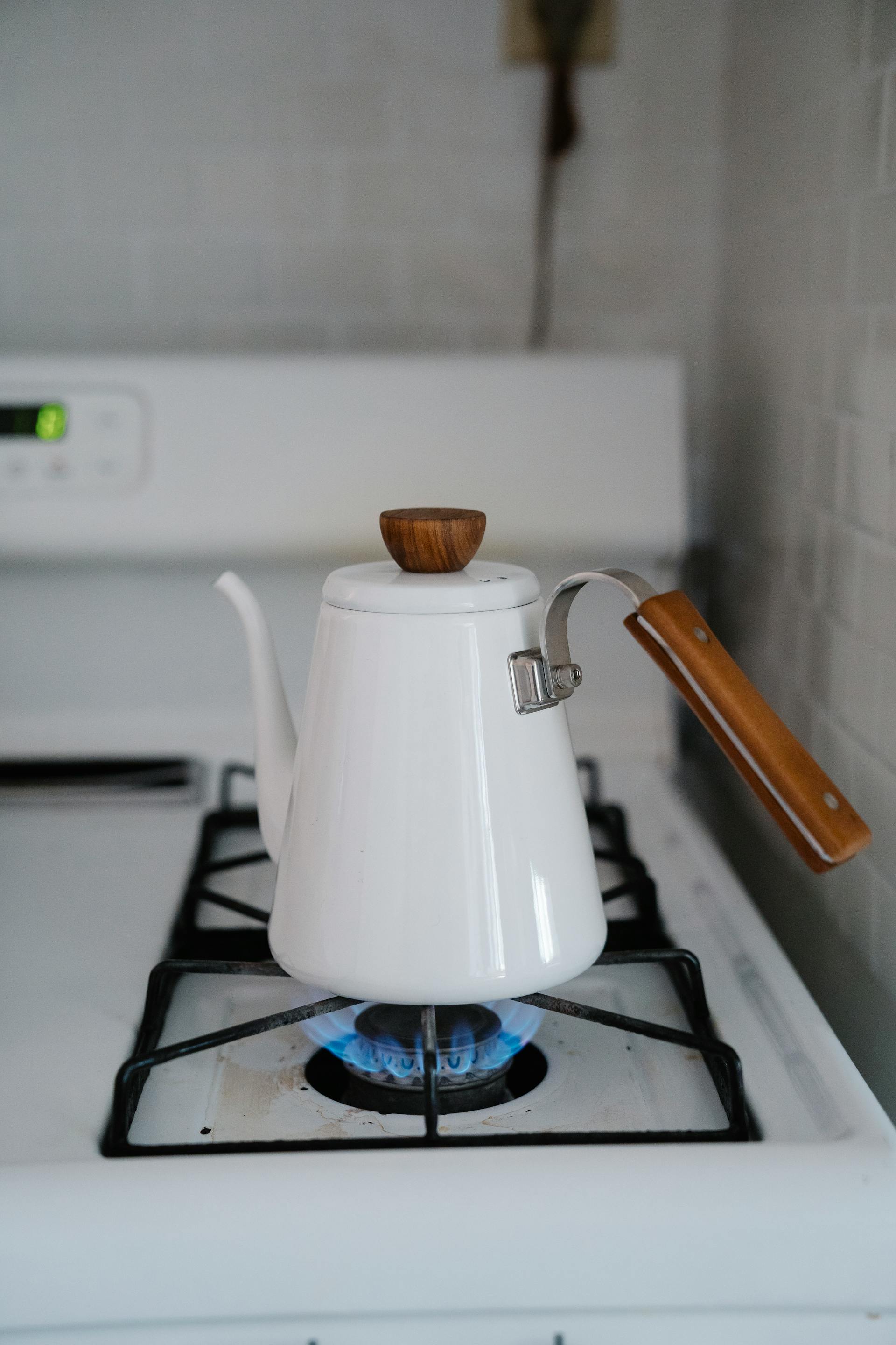 Une bouilloire sur un réchaud | Source : Pexels