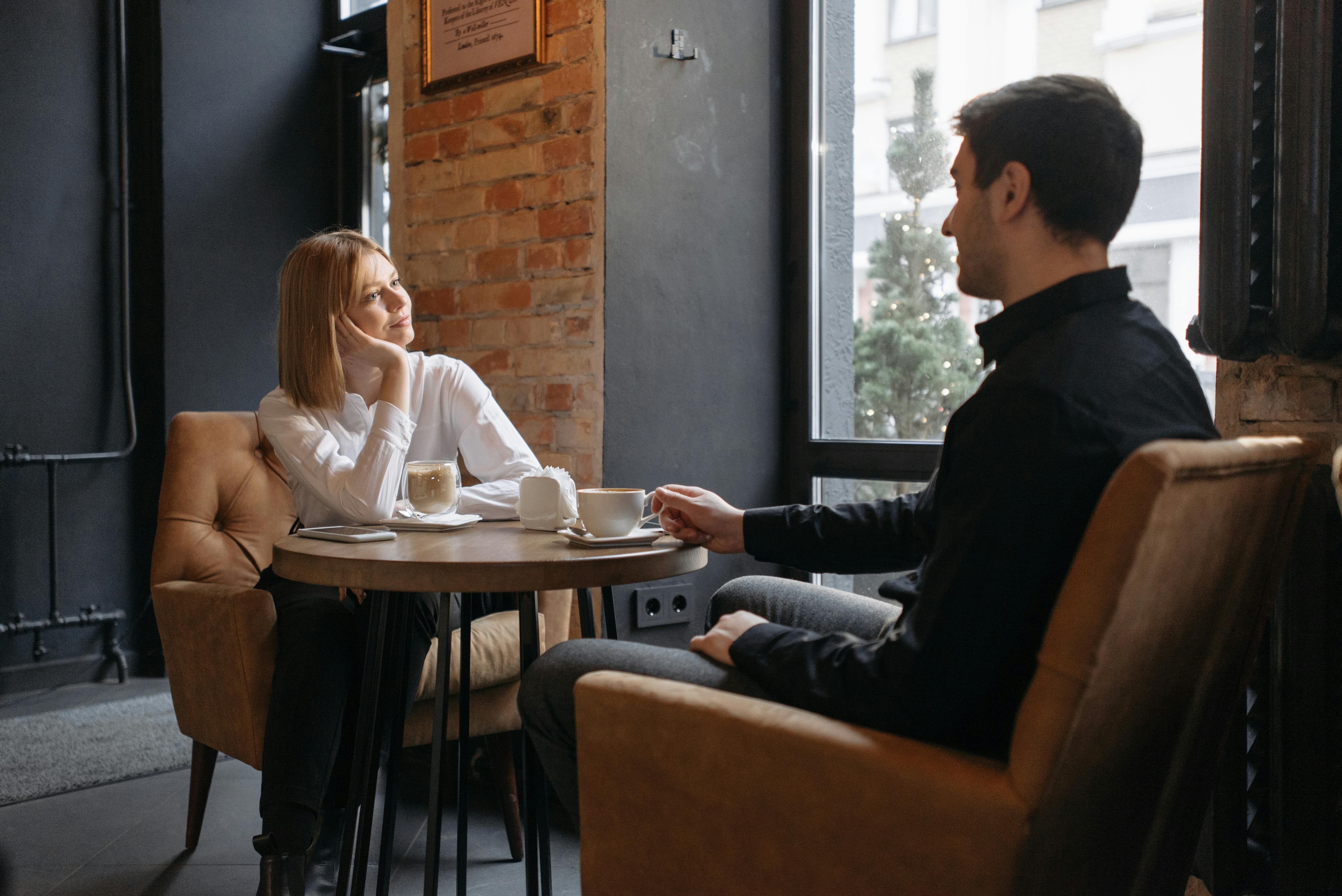 Un homme et une femme lors d'un rendez-vous autour d'un café | Source : Pexels