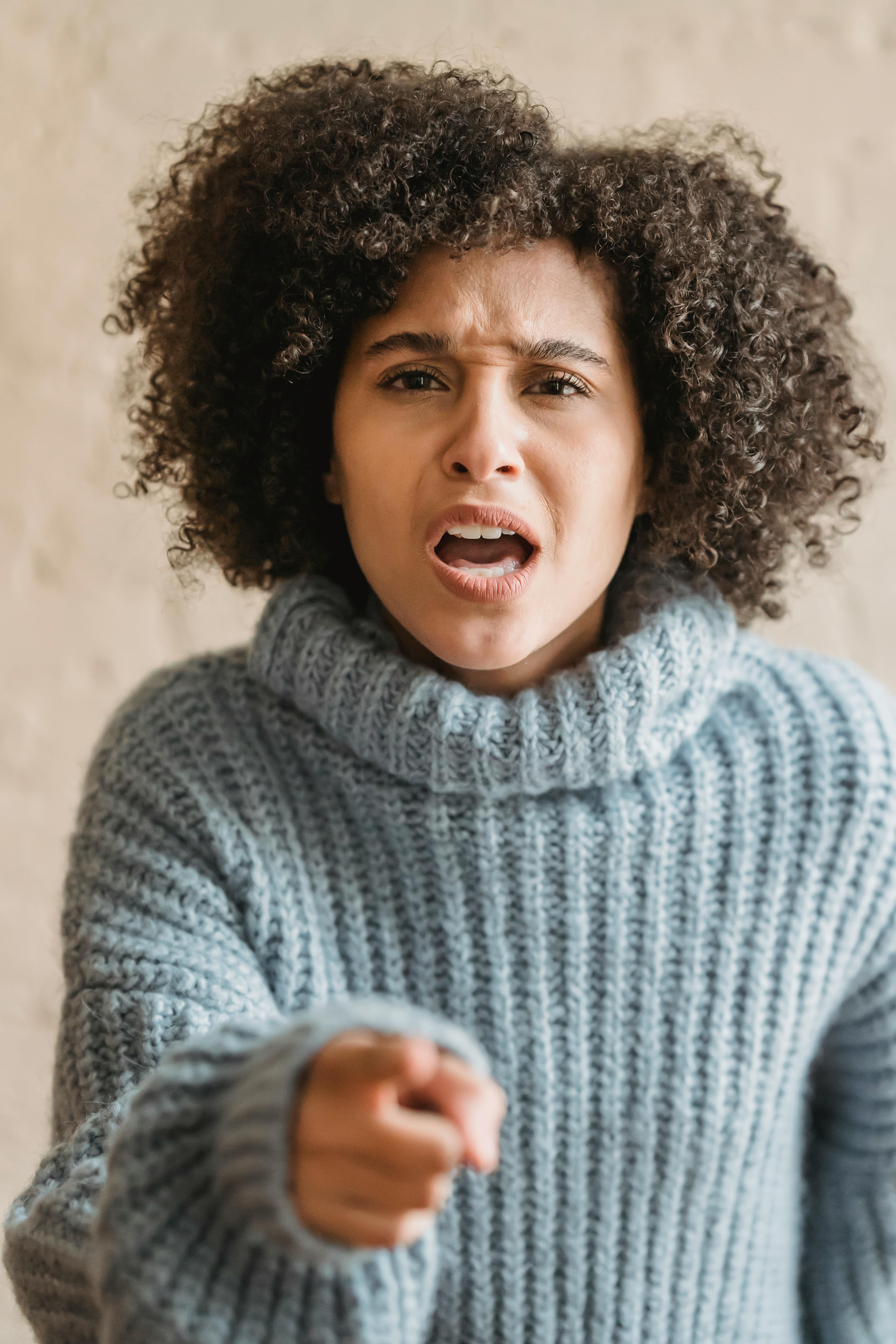 Une femme en colère qui gesticule | Source : Pexels