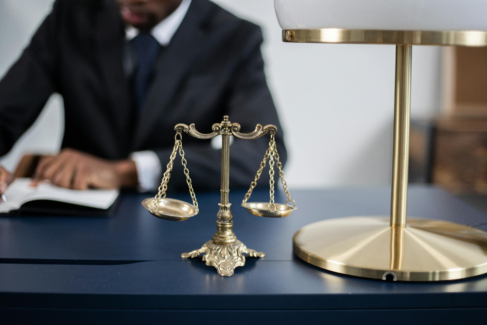 Ornements sur le bureau d'un avocat | Source : Pexels