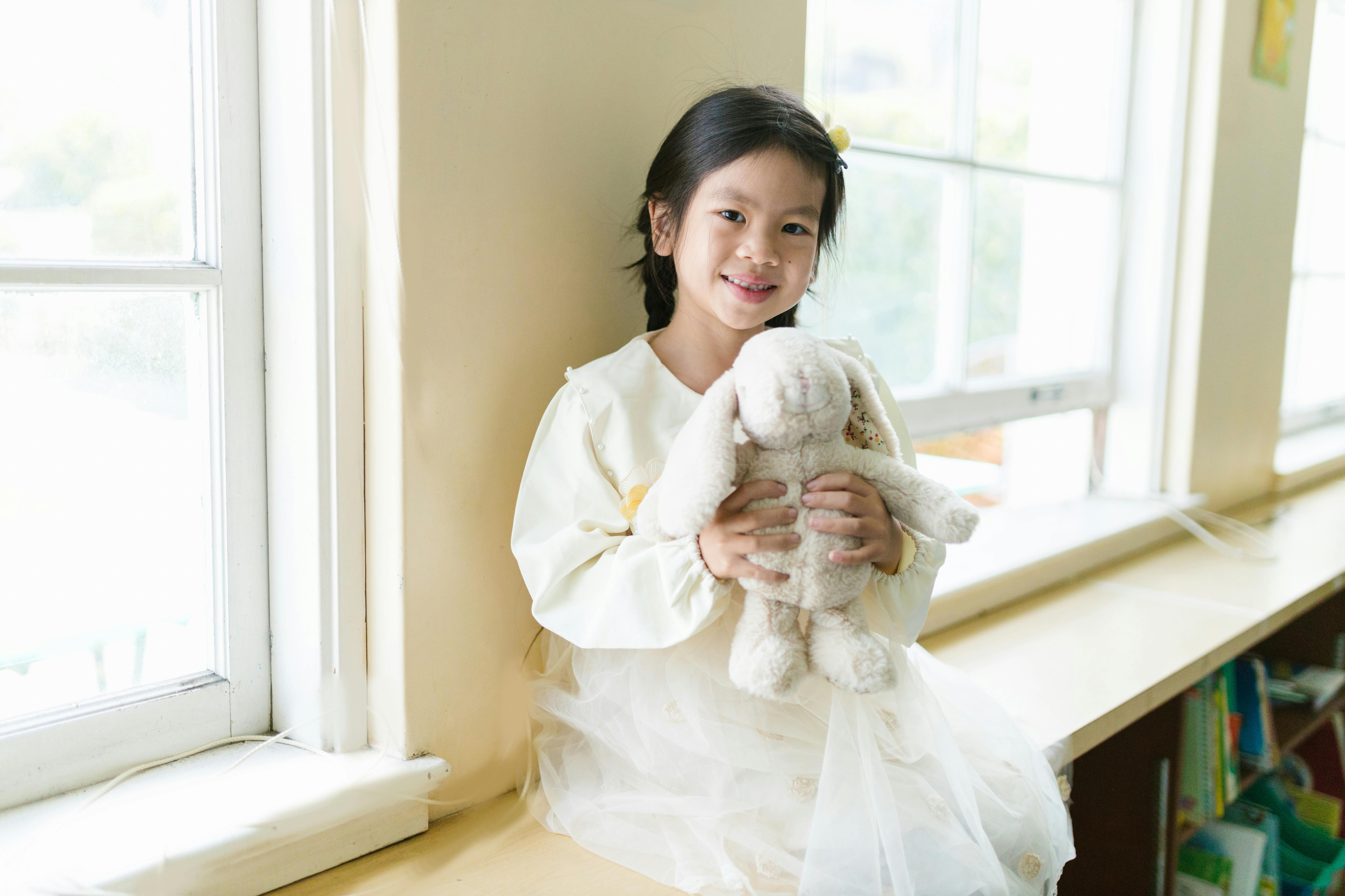 Une petite fille tenant un jouet en peluche | Source : Pexels
