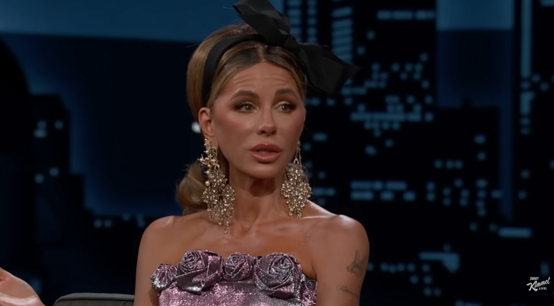 Kate Beckinsale dans l'émission « Jimmy Kimmel Live ! » le 25 novembre 2025. | Source : Getty Images