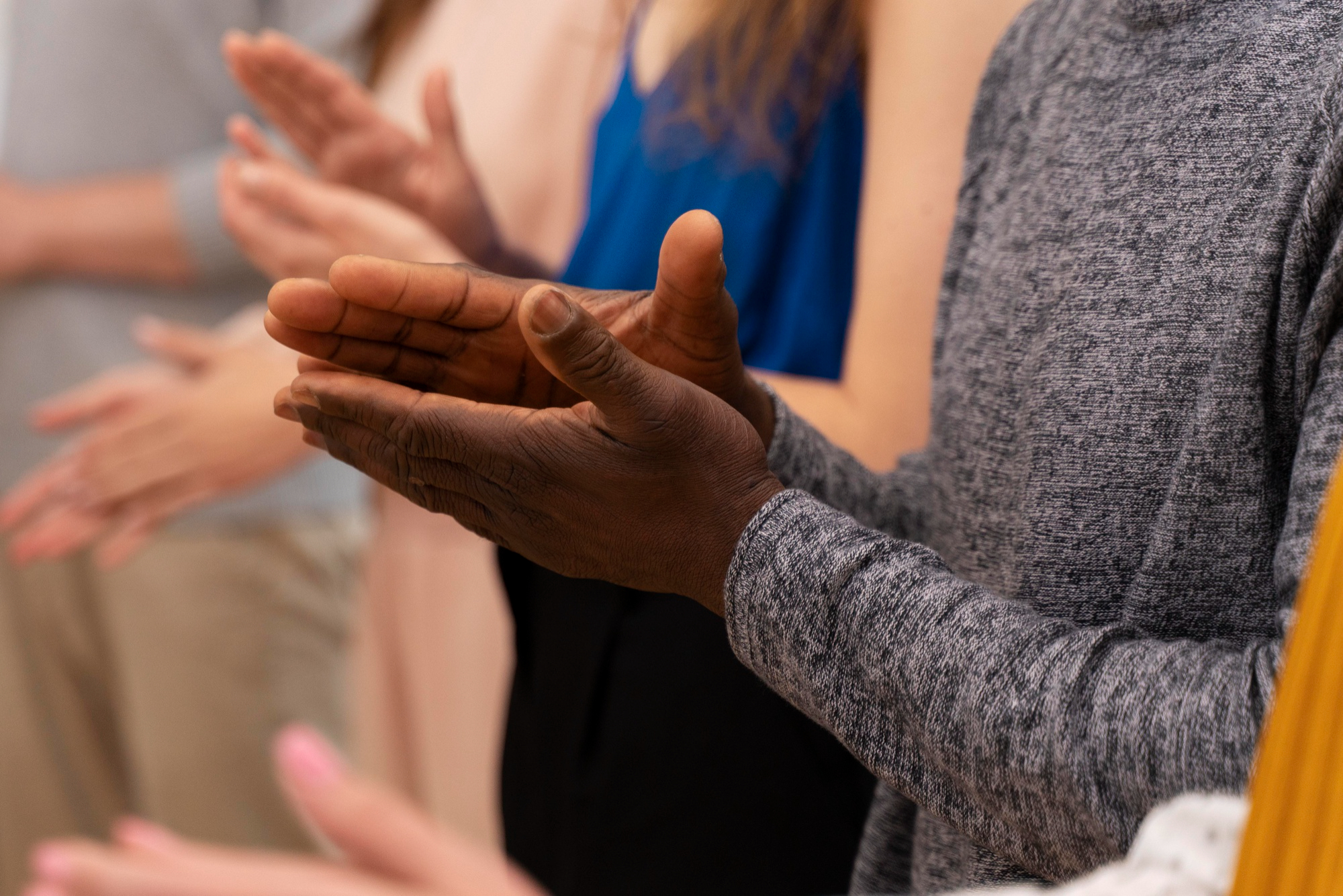 Les gens applaudissent | Source : Freepik