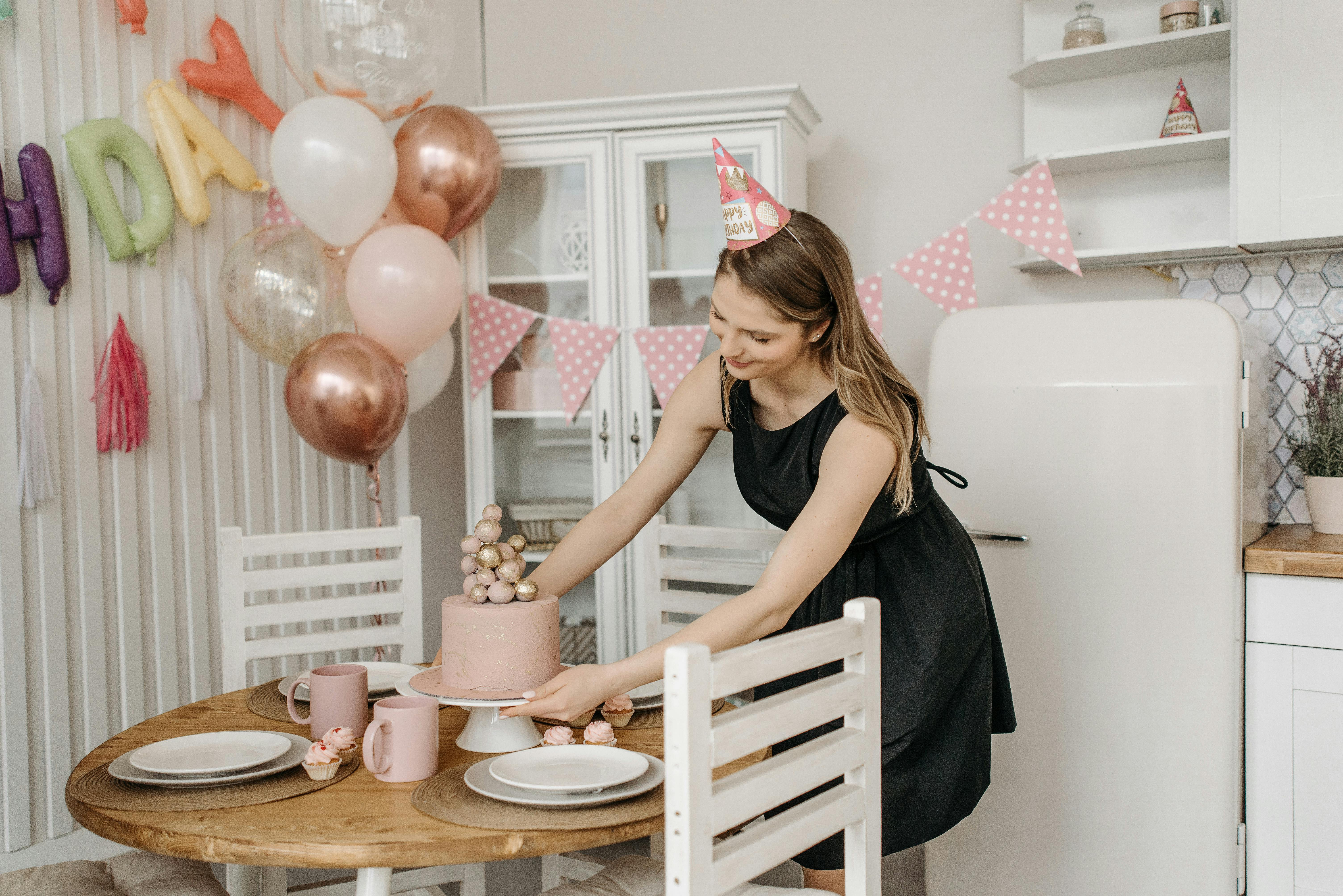 Une femme se préparant pour une fête d'anniversaire | Source : Pexels