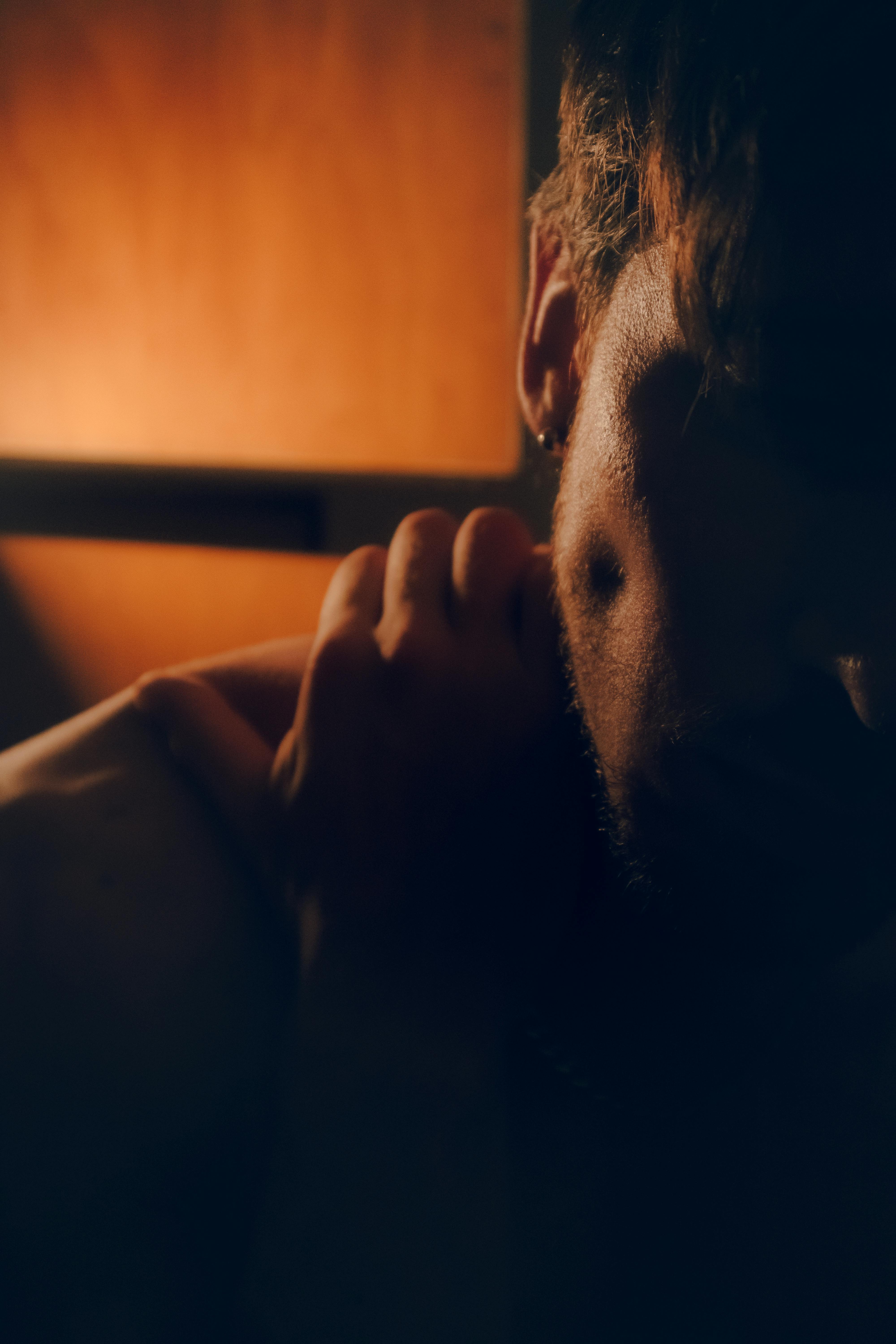 Silhouette d'un homme se frottant l'épaule | Source : Pexels