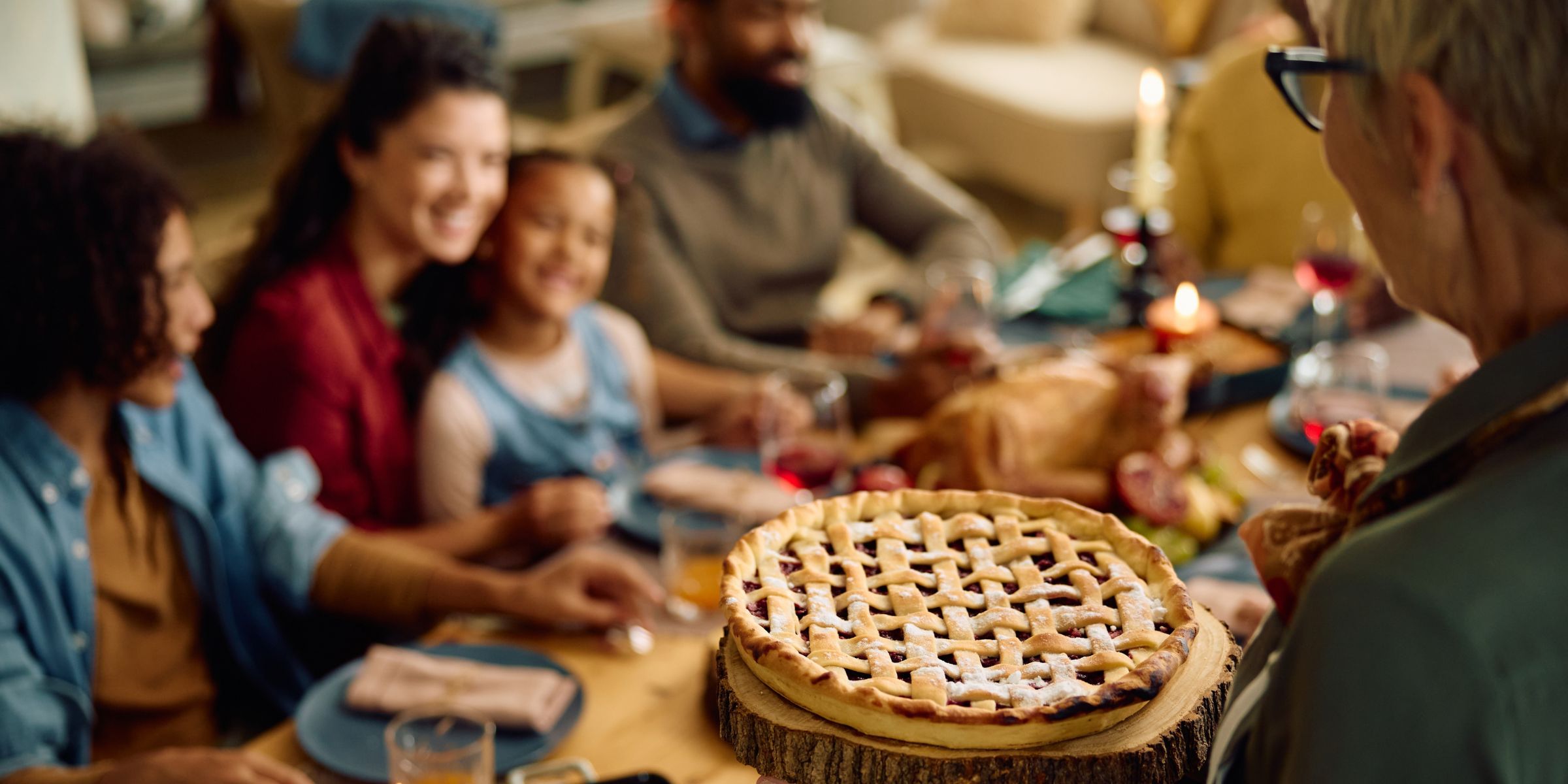 Une famille assise autour d'une table pour Thanksgiving | Source : Shutterstock