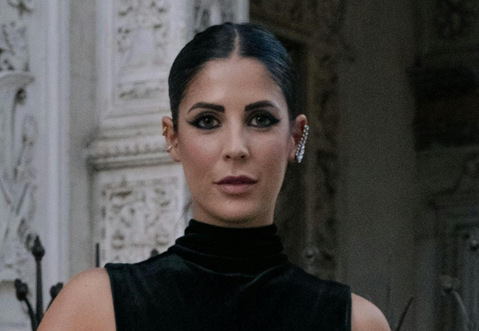 Une femme en robe de velours noir avec une expression sérieuse | Source : Pexels