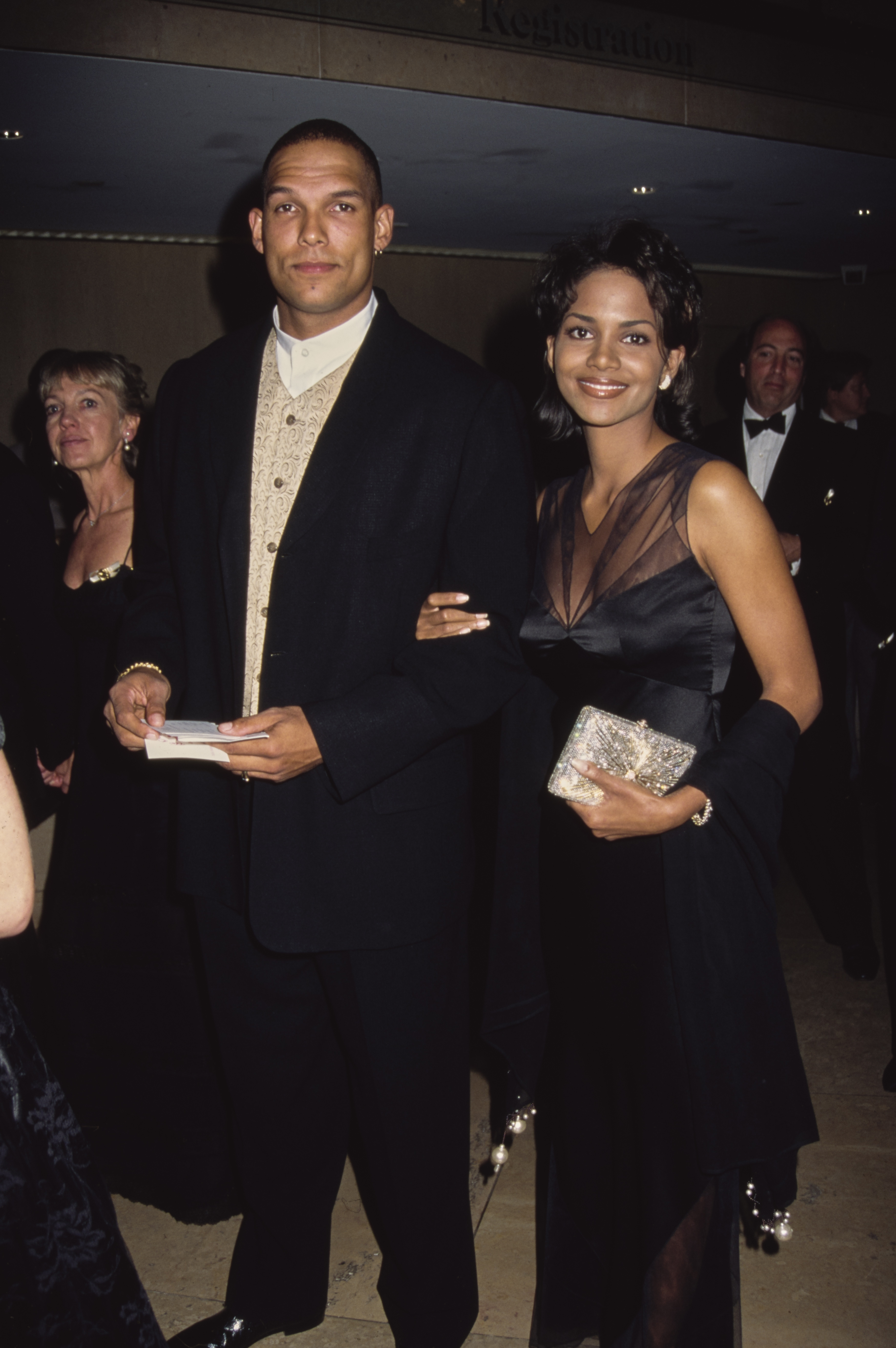 David Justice et Halle Berry assistent au 10e bal Carousel of Hope à l'hôtel Beverly Hilton le 28 octobre 1994, à Beverly Hills, en Californie. | Source : Getty Images
