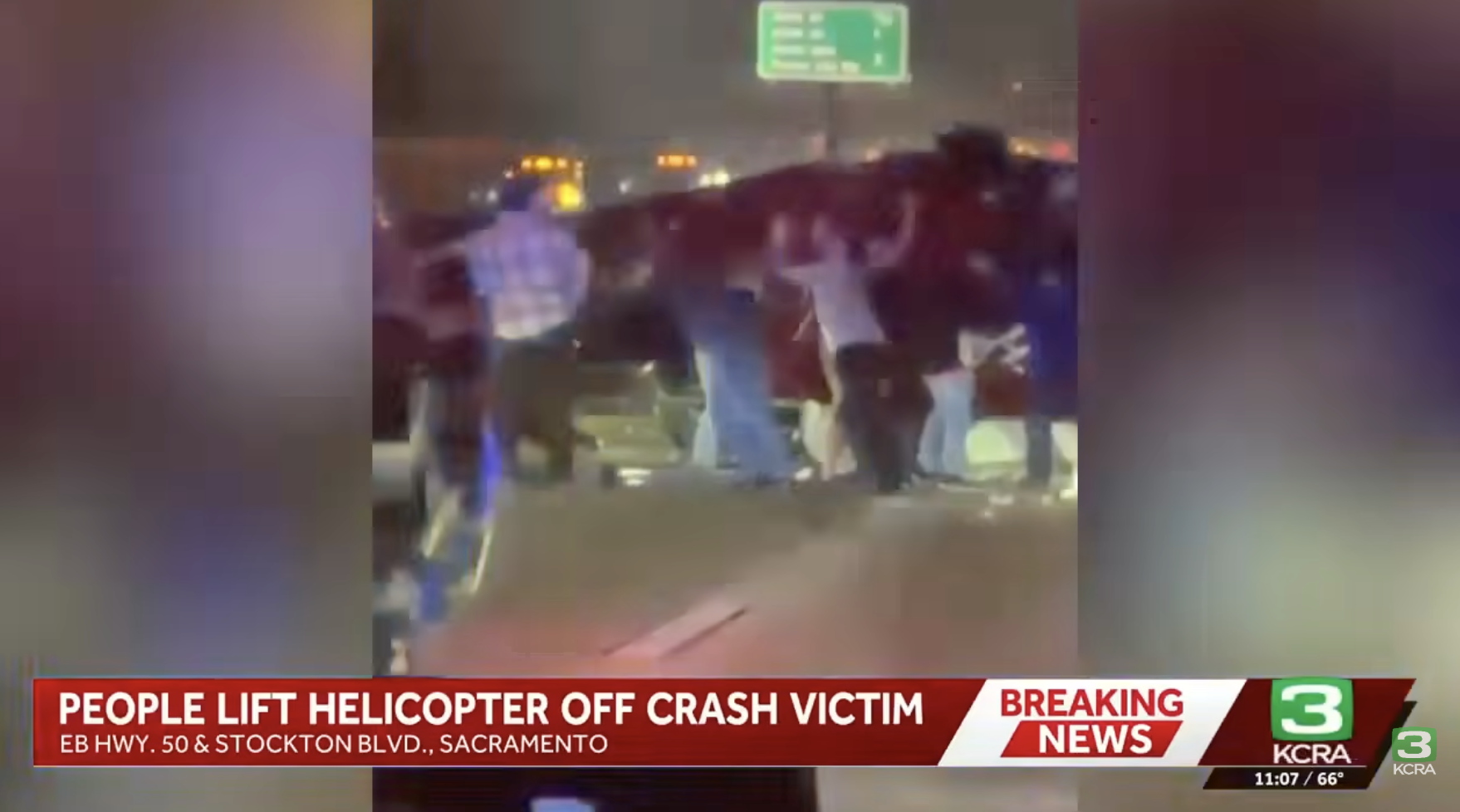 Les secouristes aident à soulever l'hélicoptère après son crash sur l'autoroute 50, le 6 octobre 2025. | Source : YouTube/KCRA 3