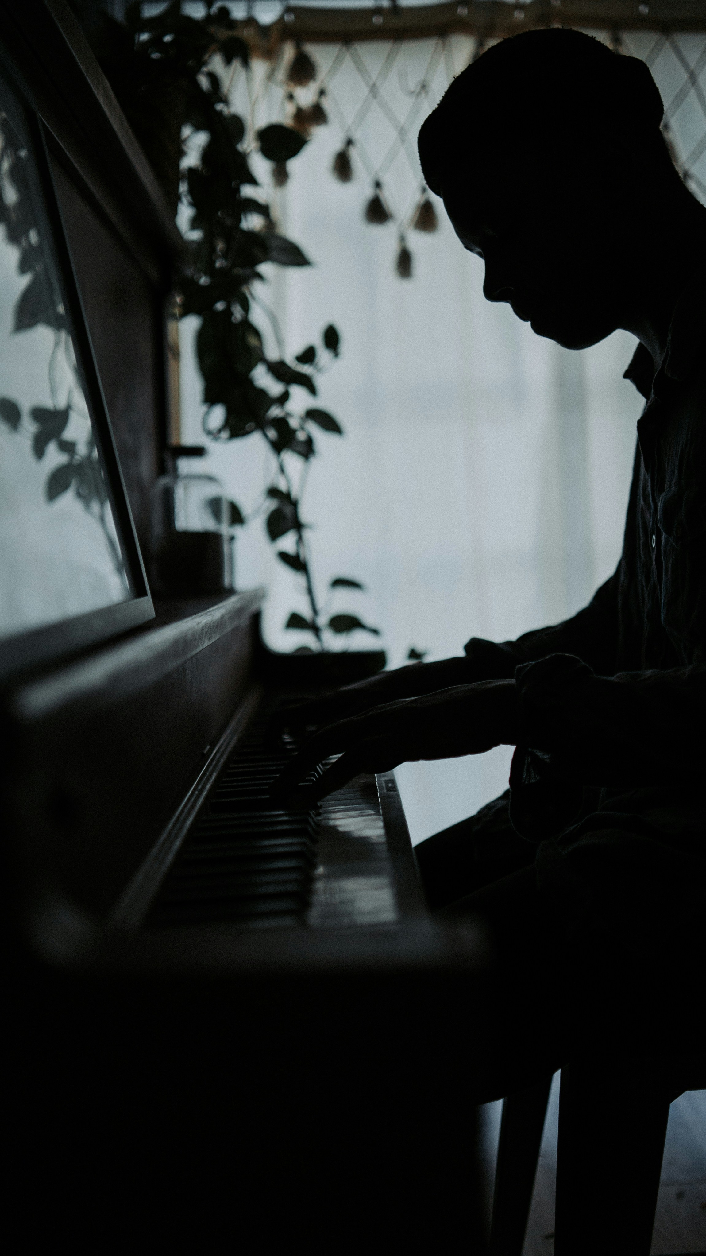 Un garçon jouant du piano | Source : Unsplash