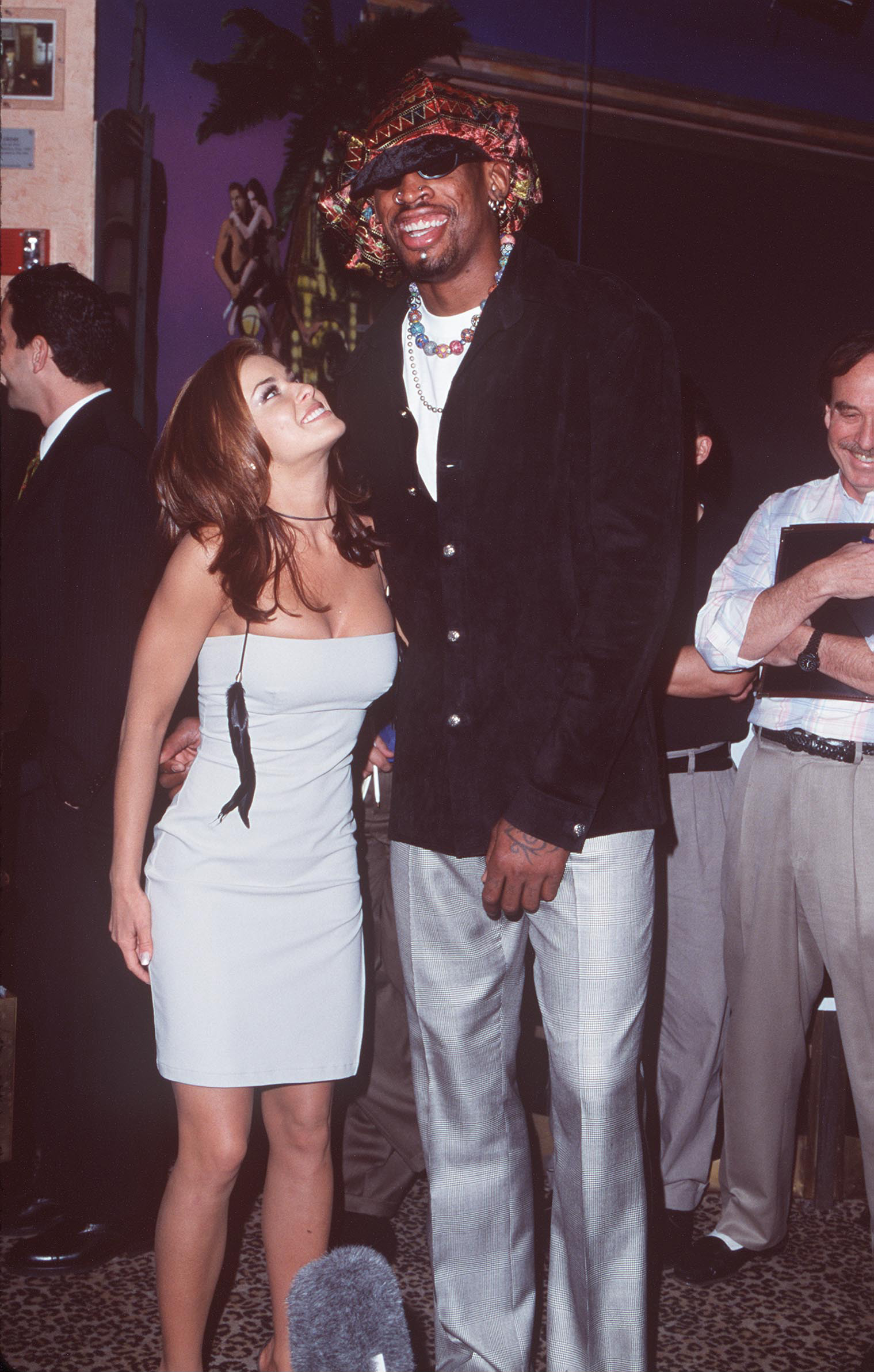 Electra et Rodman sourient lors d'une conférence de presse en 1999. Malgré leurs apparitions publiques enjouées, leur mariage n'aura duré que neuf jours avant d'être annulé.