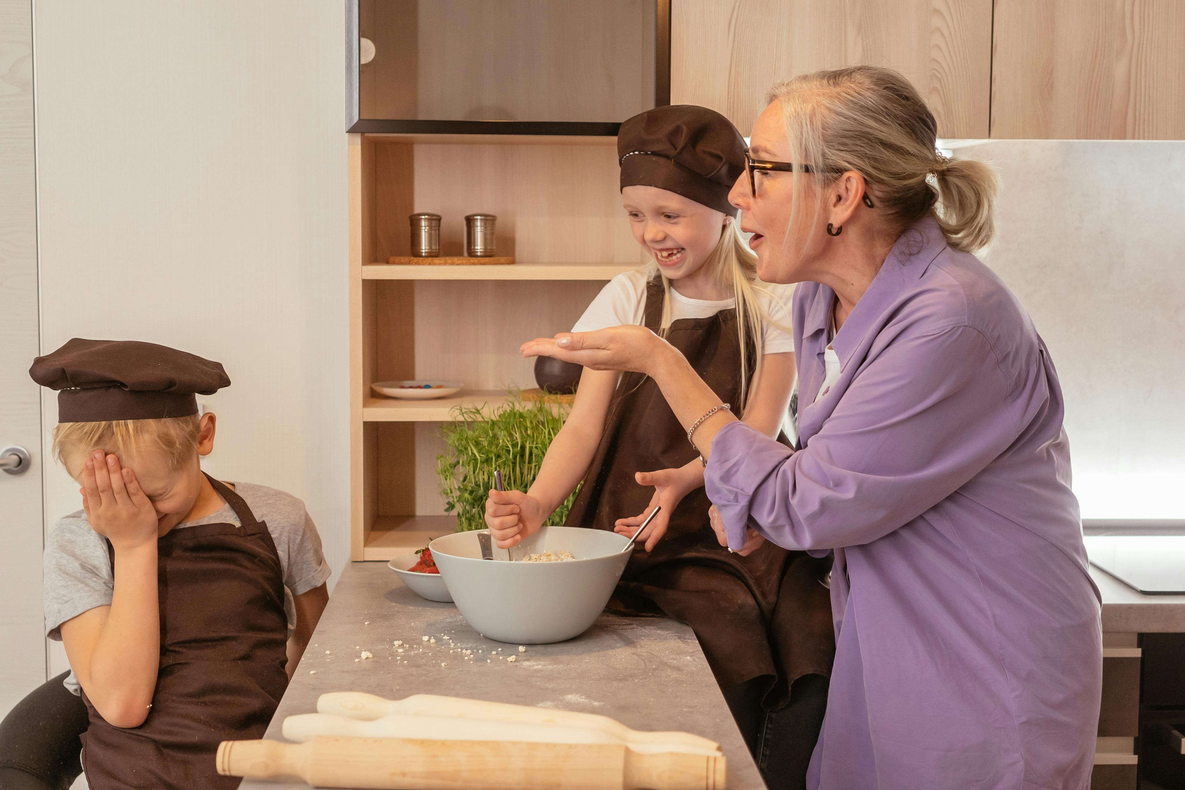 Une femme qui fait de la pâtisserie avec des enfants | Source : Pexels