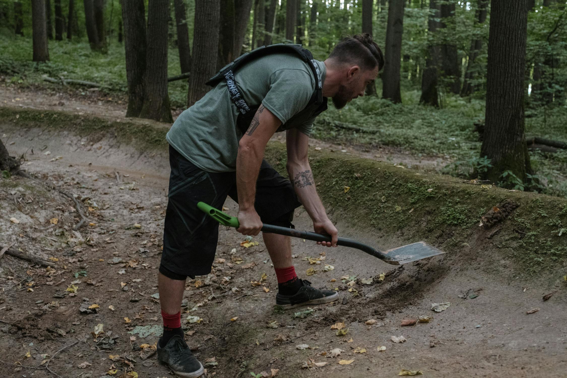 Un homme en train de creuser | Source : Pexels