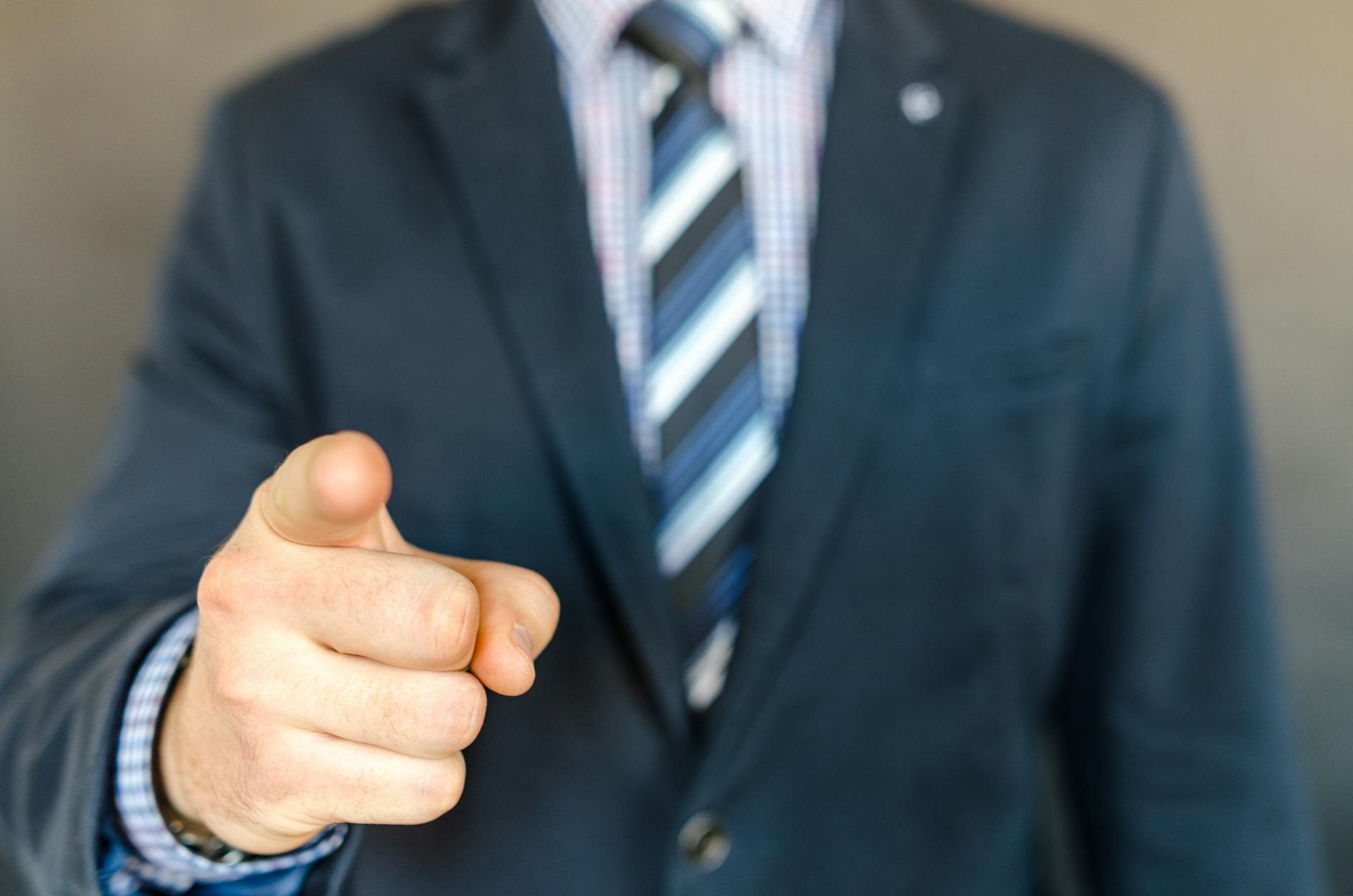 Photo recadrée d'un homme pointant son doigt vers quelqu'un | Source : Pexels