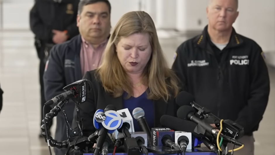 Une représentante de l'Autorité aéroportuaire tient une conférence de presse après qu'un avion d'Air Canada Express est entré en collision avec un camion de pompiers à l'aéroport LaGuardia de New York. | Source : YouTube/NBC New York