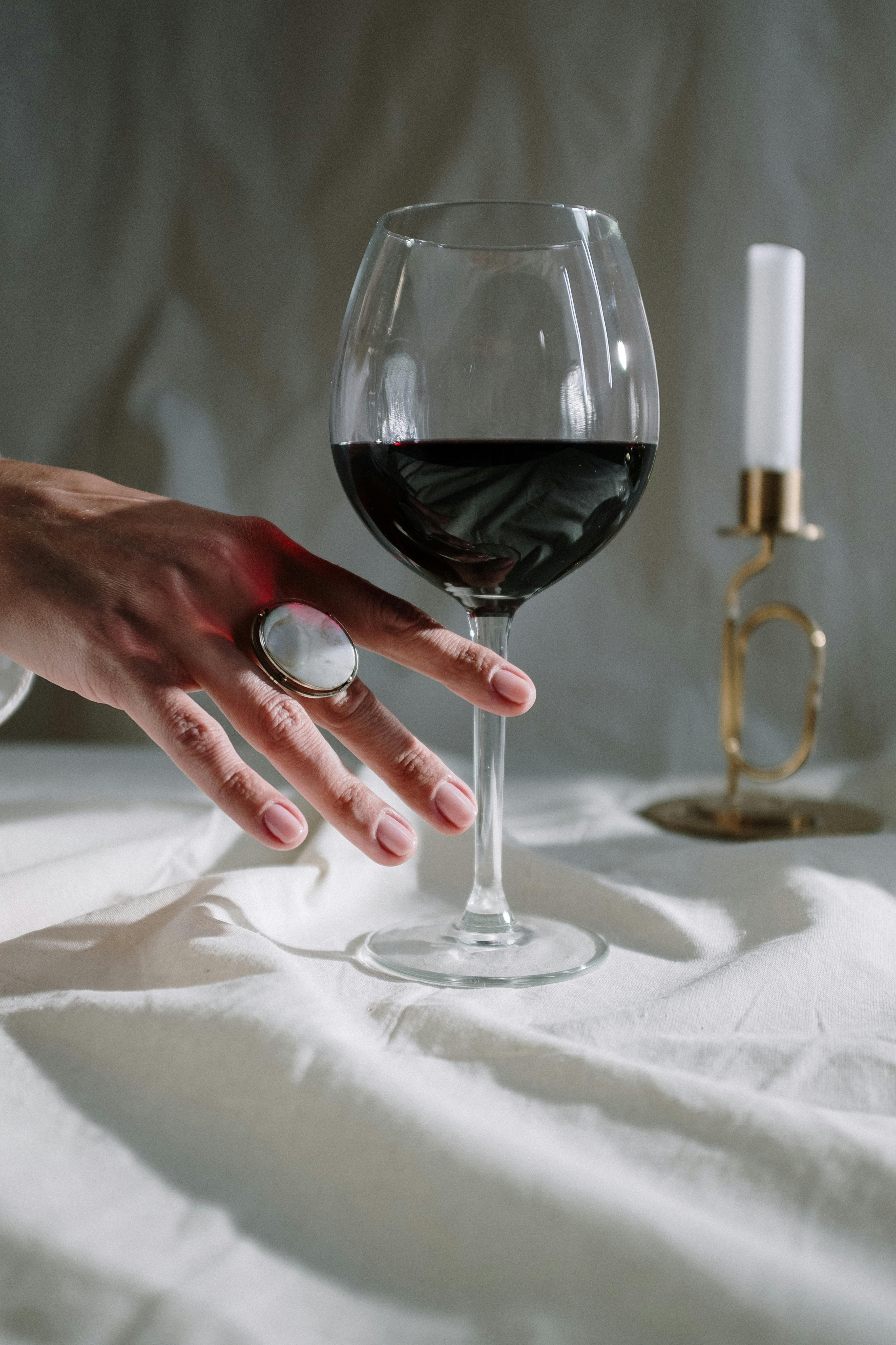 Un verre de vin sur une table | Source : Pexels