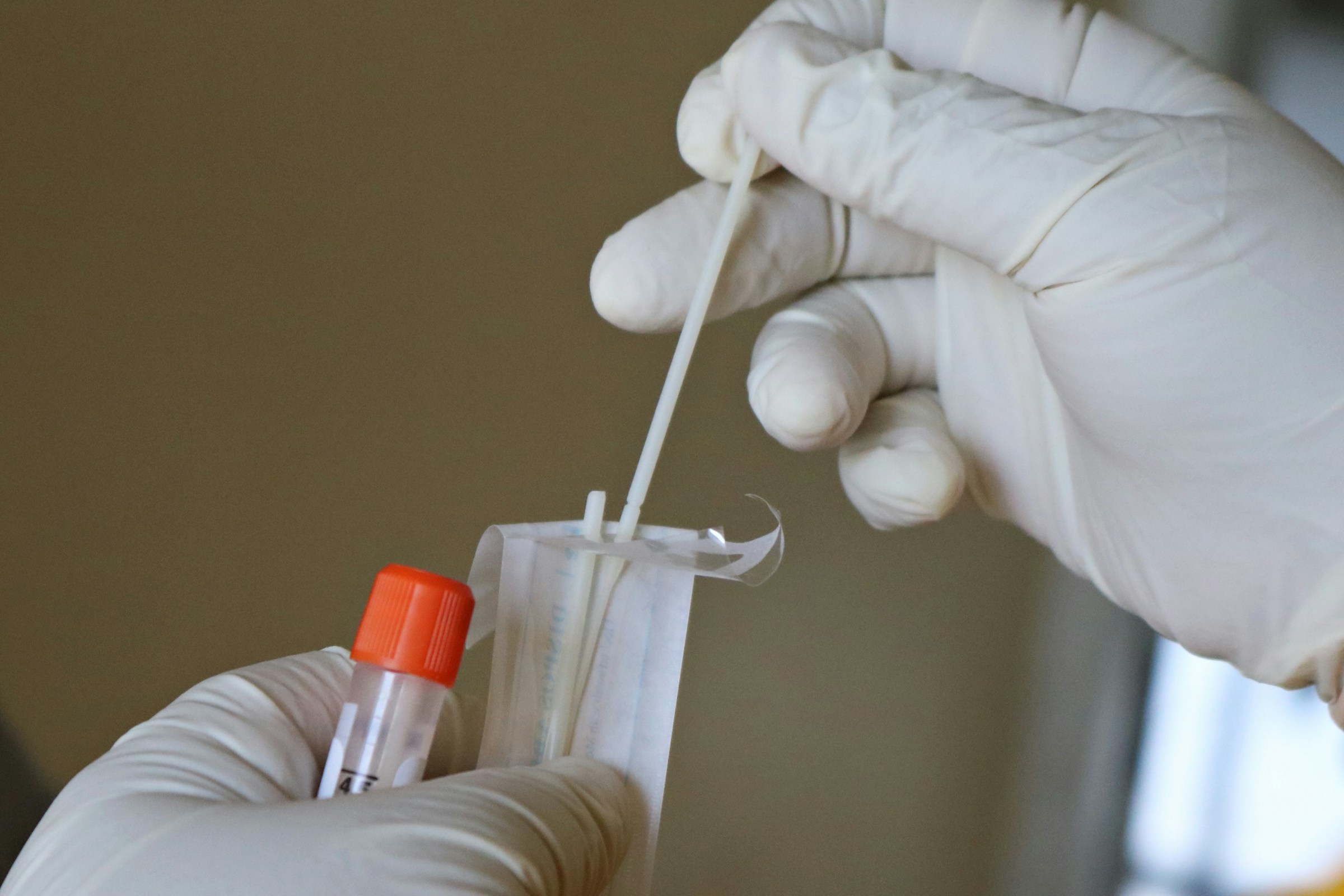 Un médecin manipulant des cotons-tiges utilisés pour des tests | Source : Unsplash