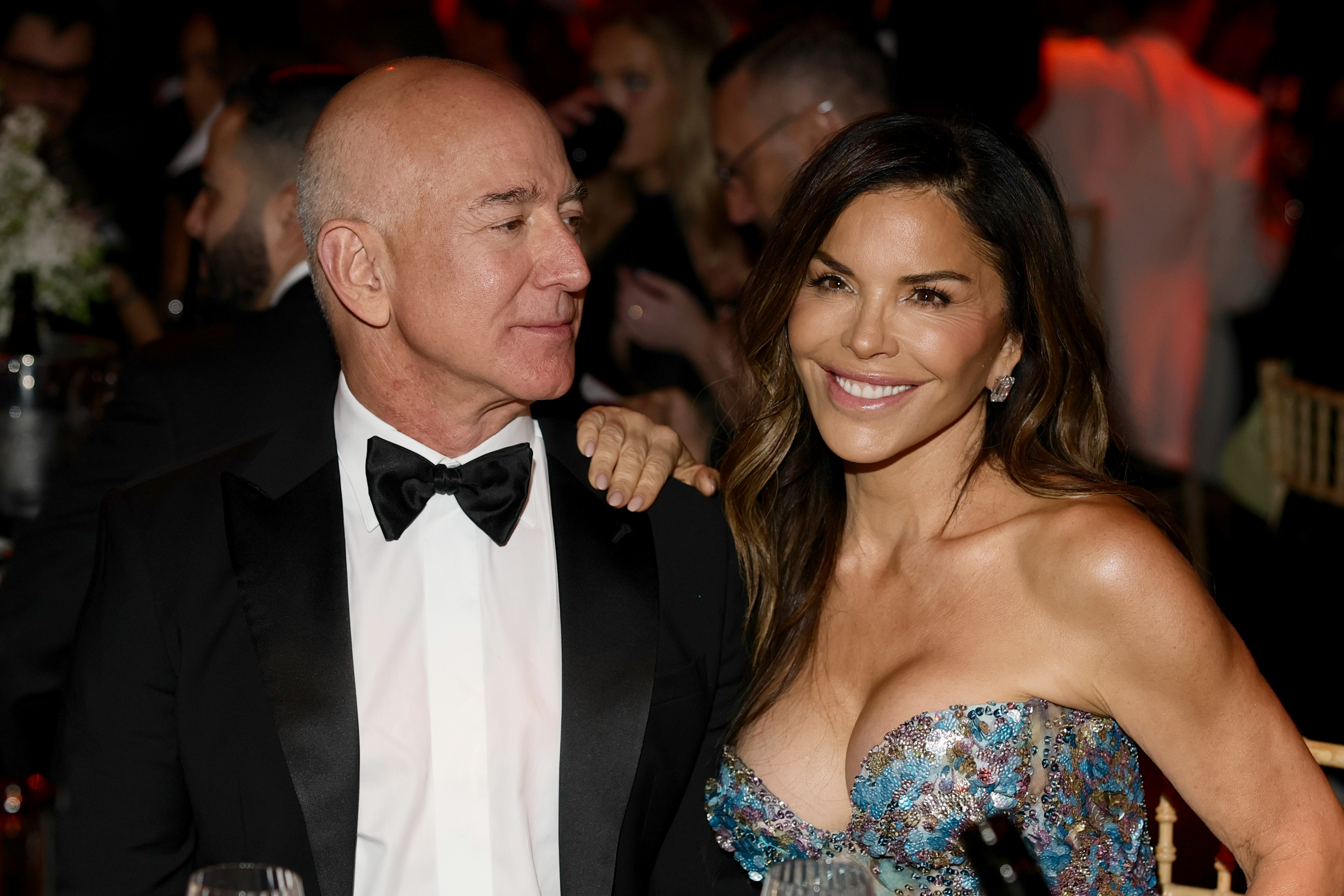 Jeff Bezos et Lauren Sánchez assis ensemble au gala de l'amfAR Cannes 2025, organisé à l'hôtel du Cap-Eden-Roc et présenté par Chopard, le 22 mai 2025, au Cap d'Antibes, France | Source : Getty Images