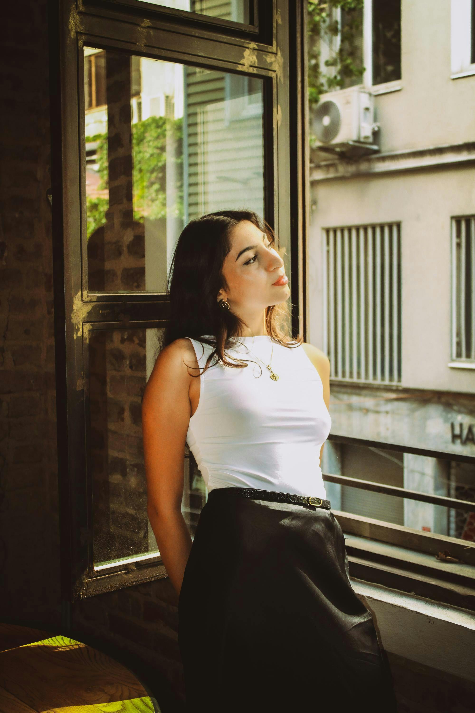 Une femme appuyée à la fenêtre | Source : Pexels