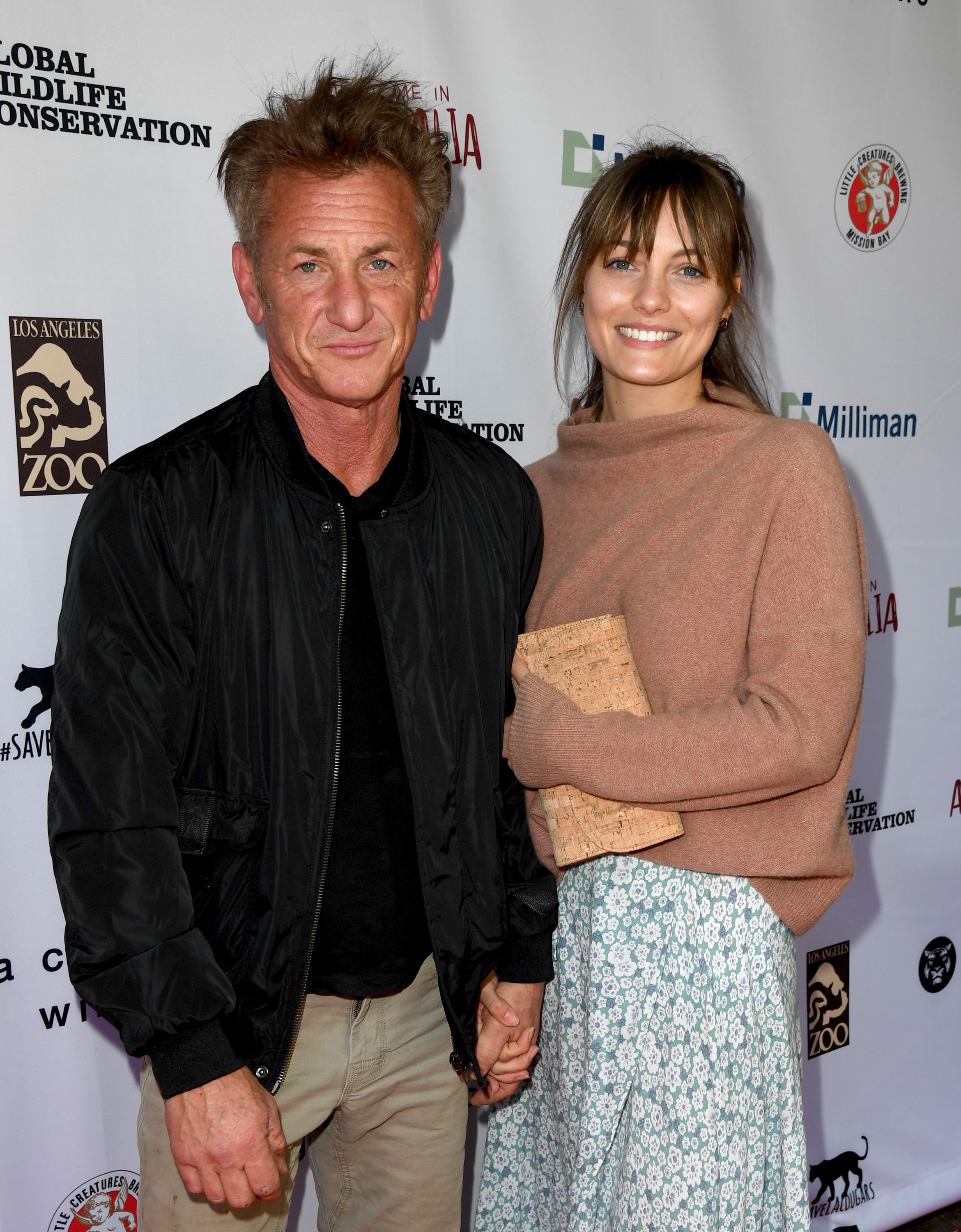 Sean Penn et Leila George arrivent à l'événement « Meet Me In Australia » organisé au profit des efforts de lutte contre les incendies en Australie au zoo de Los Angeles, en Californie, le 8 mars 2020. | Source : Getty Images