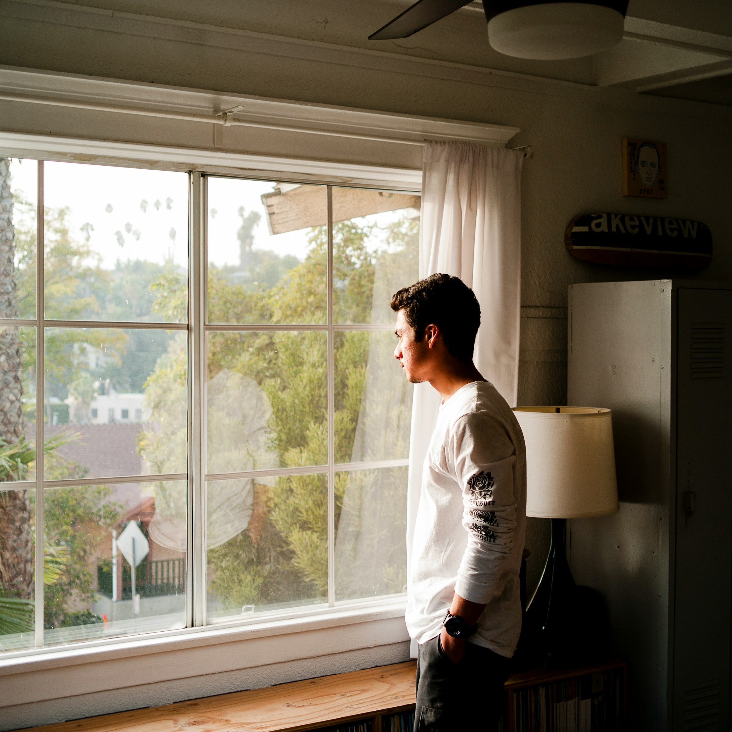Un homme qui regarde par la fenêtre | Source : Pexels