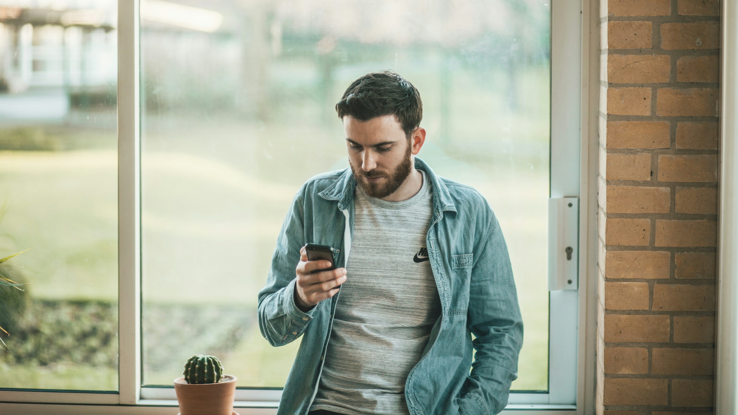 Un homme utilisant son téléphone | Source : Unsplash