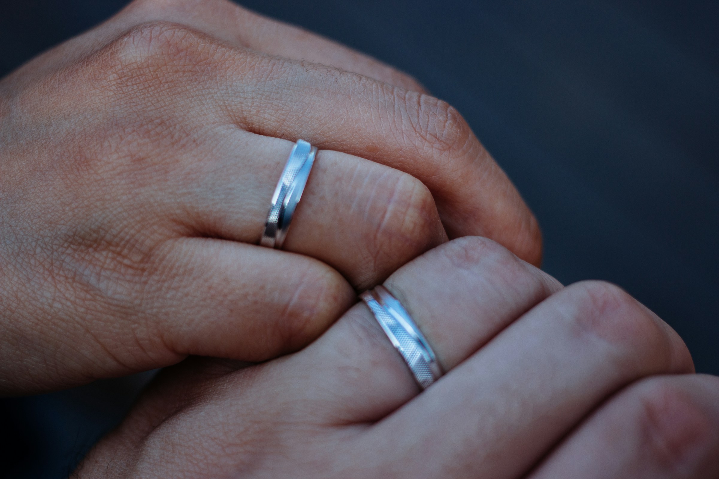Un couple montrant ses alliances | Source : Unsplash
