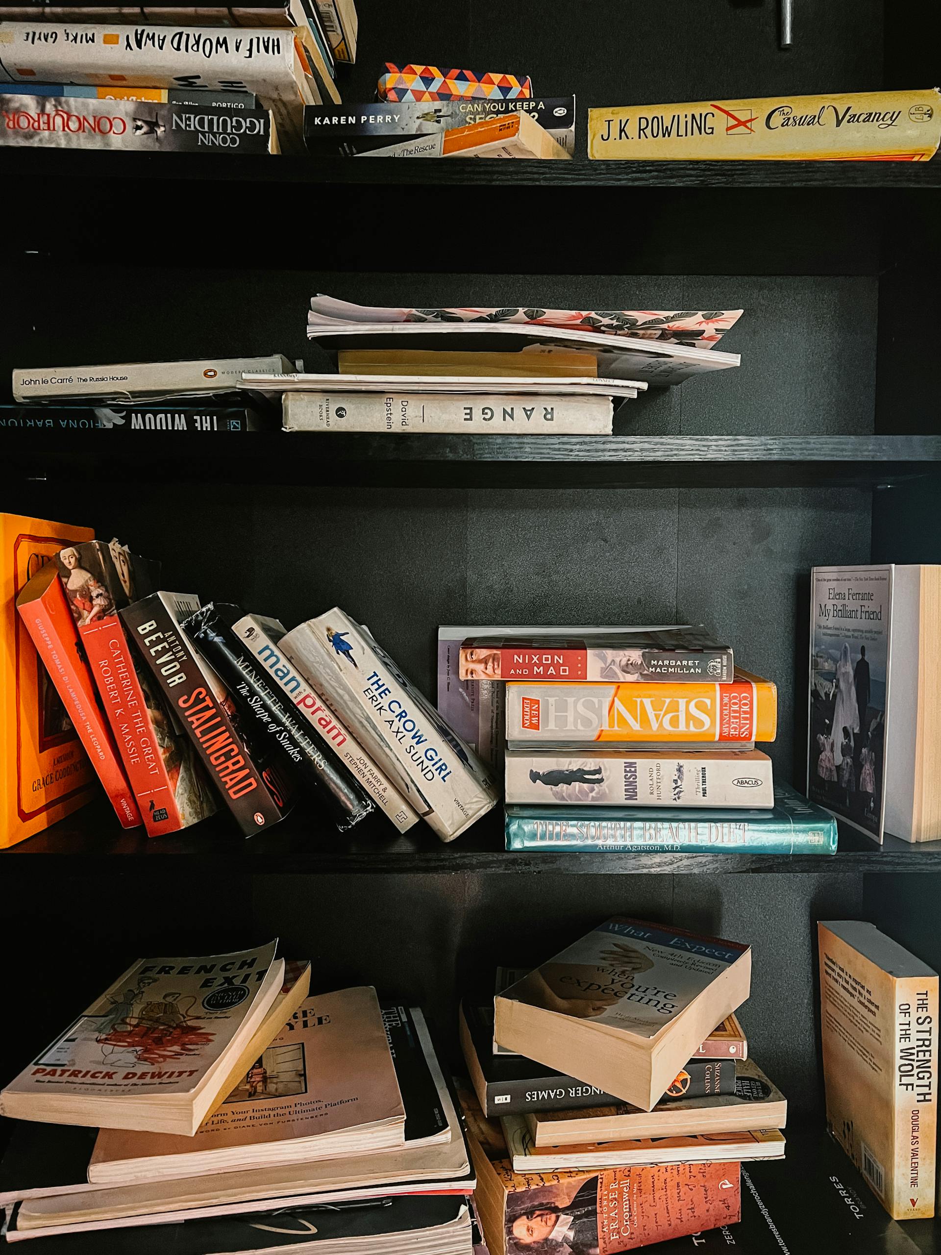Des livres sur une étagère | Source : Pexels