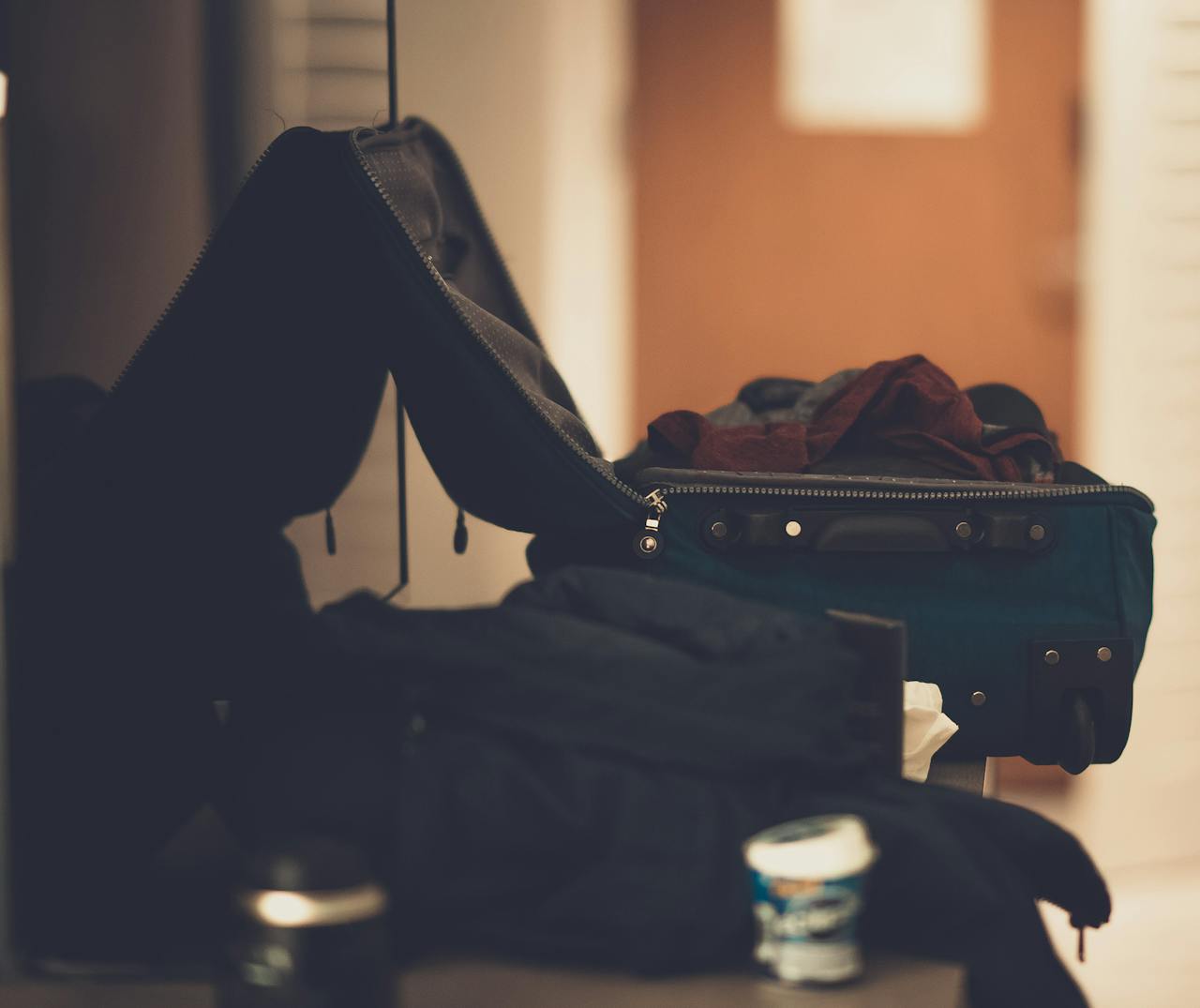 Un bagage de voyage sur la table | Source : Pexels