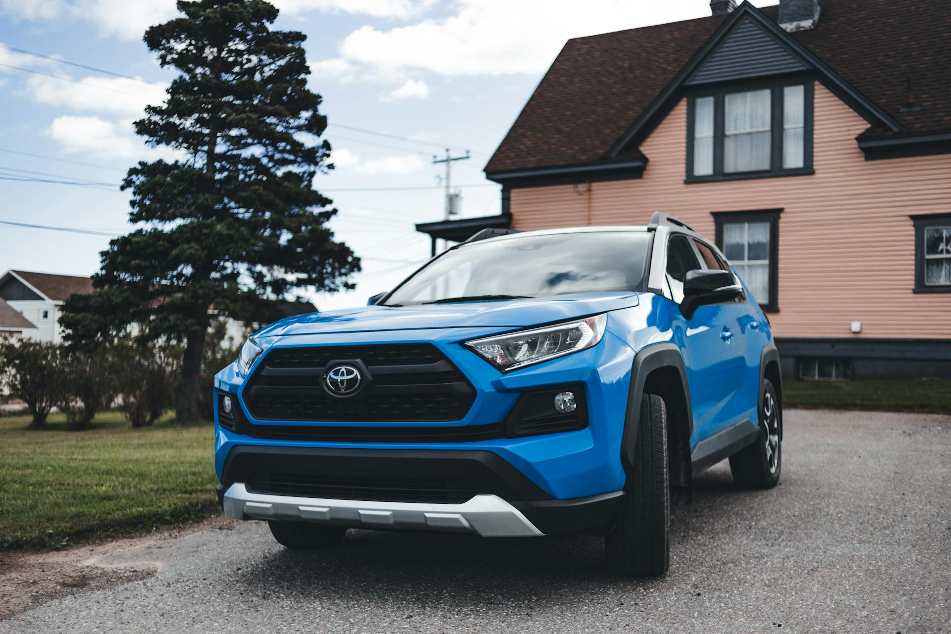 Une voiture garée devant une maison | Source : Pexels