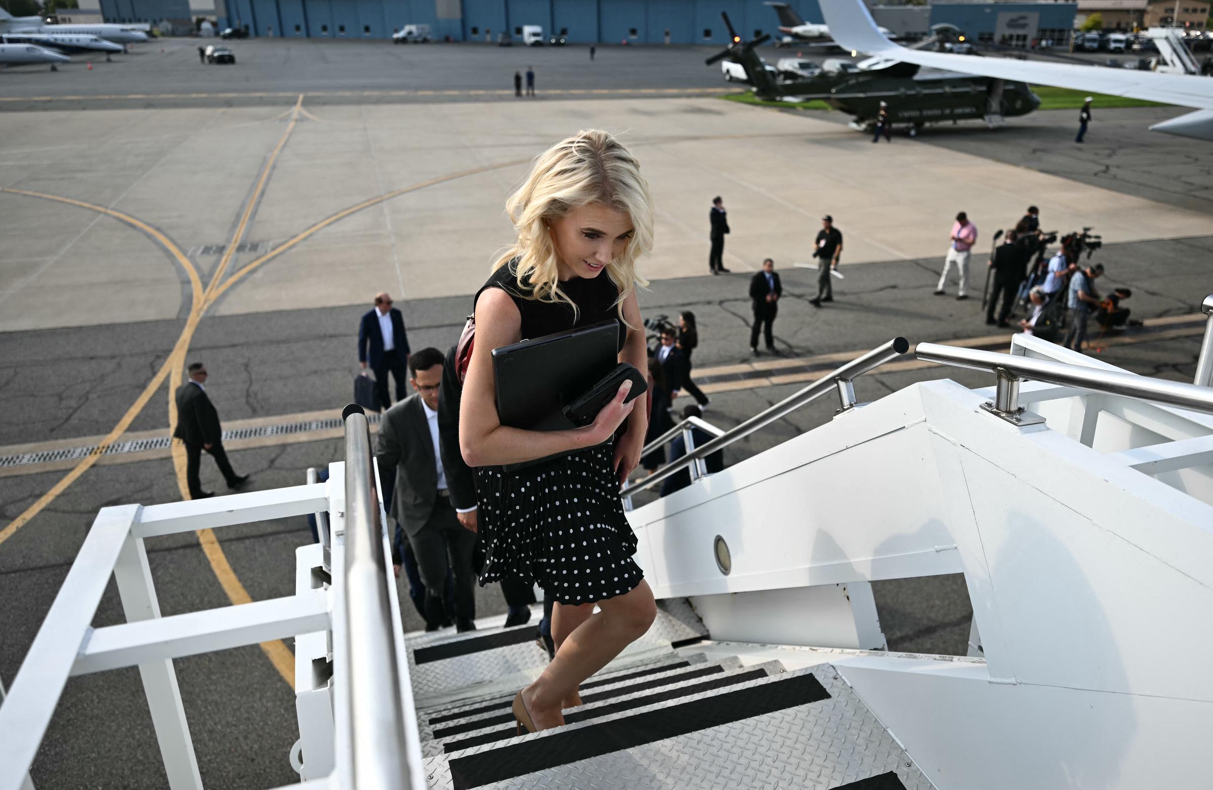 Natalie Harp monte à bord d'un avion avec les documents et les appareils qui ont fait d'elle une figure incontournable aux côtés de Donald Trump. Derrière cette routine familière se cachaient cependant des lettres adressées au président qui, selon certaines sources, auraient de plus en plus inquiété son entourage proche. | Source : Getty Images