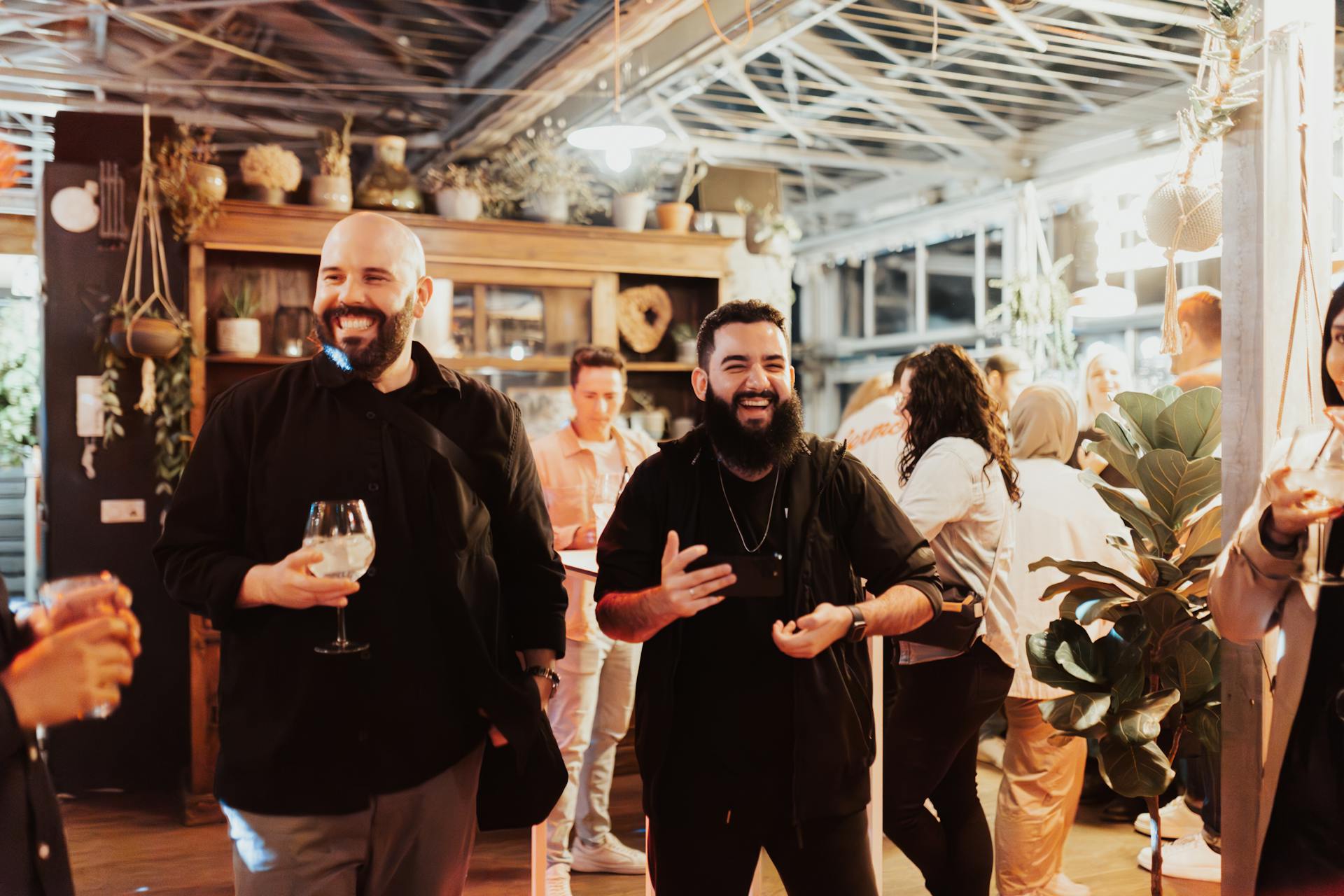 Des hommes rient lors d'une fête | Source : Pexels
