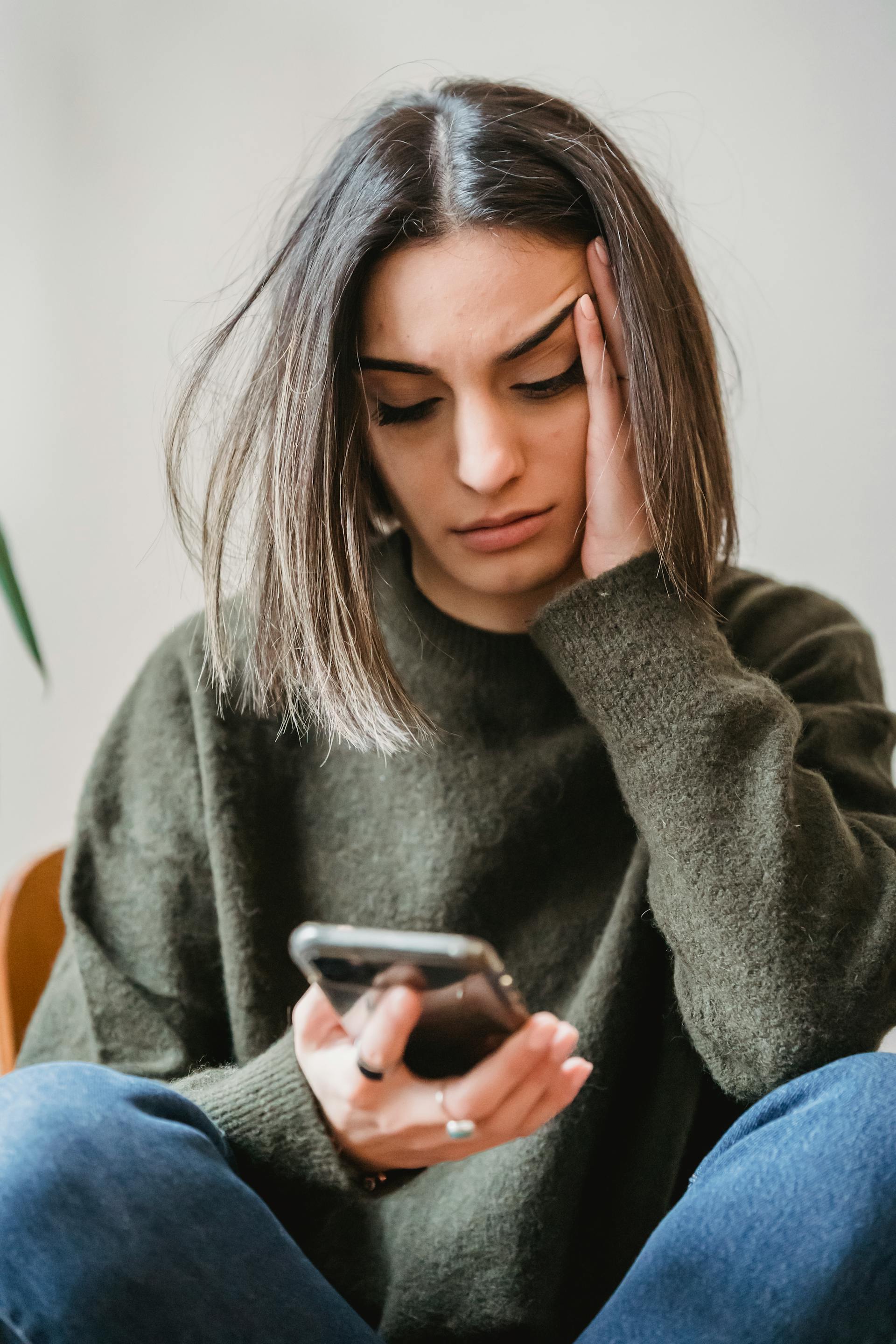 Une femme qui regarde son téléphone | Source : Pexels