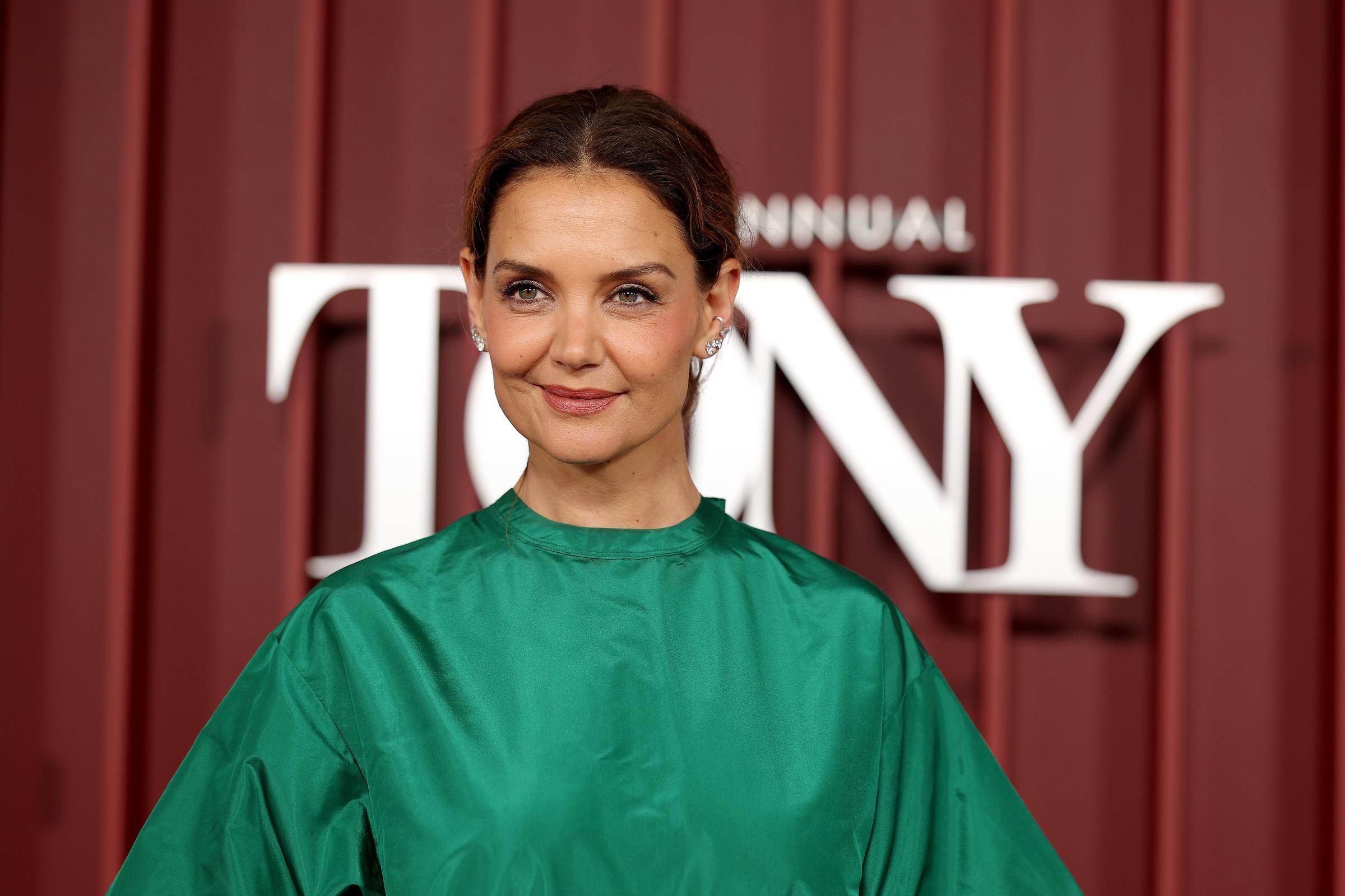 Katie Holmes assiste à la 78e cérémonie annuelle des Tony Awards dans un haut en satin vert audacieux, associant le look vibrant à une coiffure souple et à un maquillage minimal alors qu'elle arrive pour faire sa présentation au Radio City Music Hall à New York.