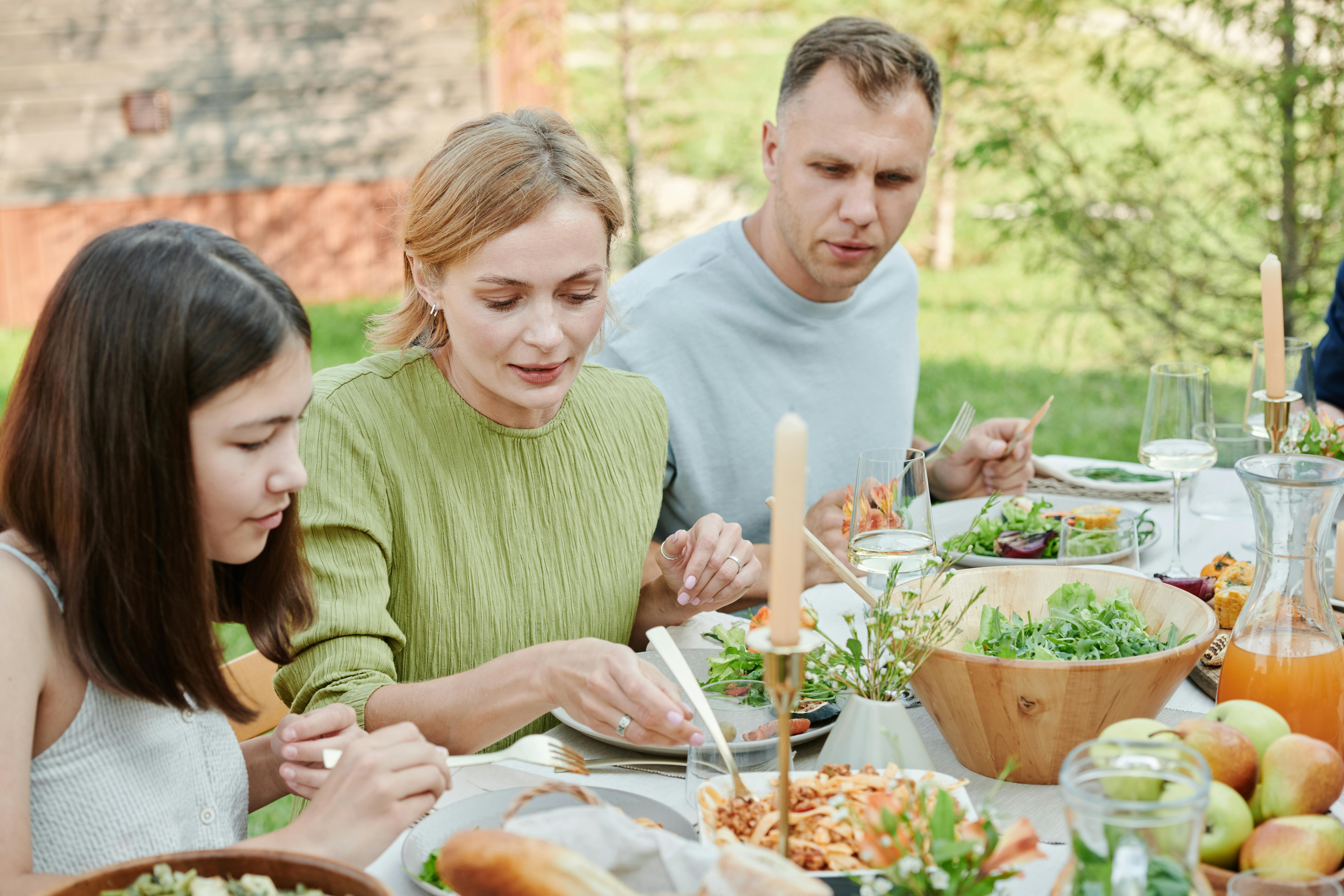 Une famille qui mange ensemble | Source : Pexels