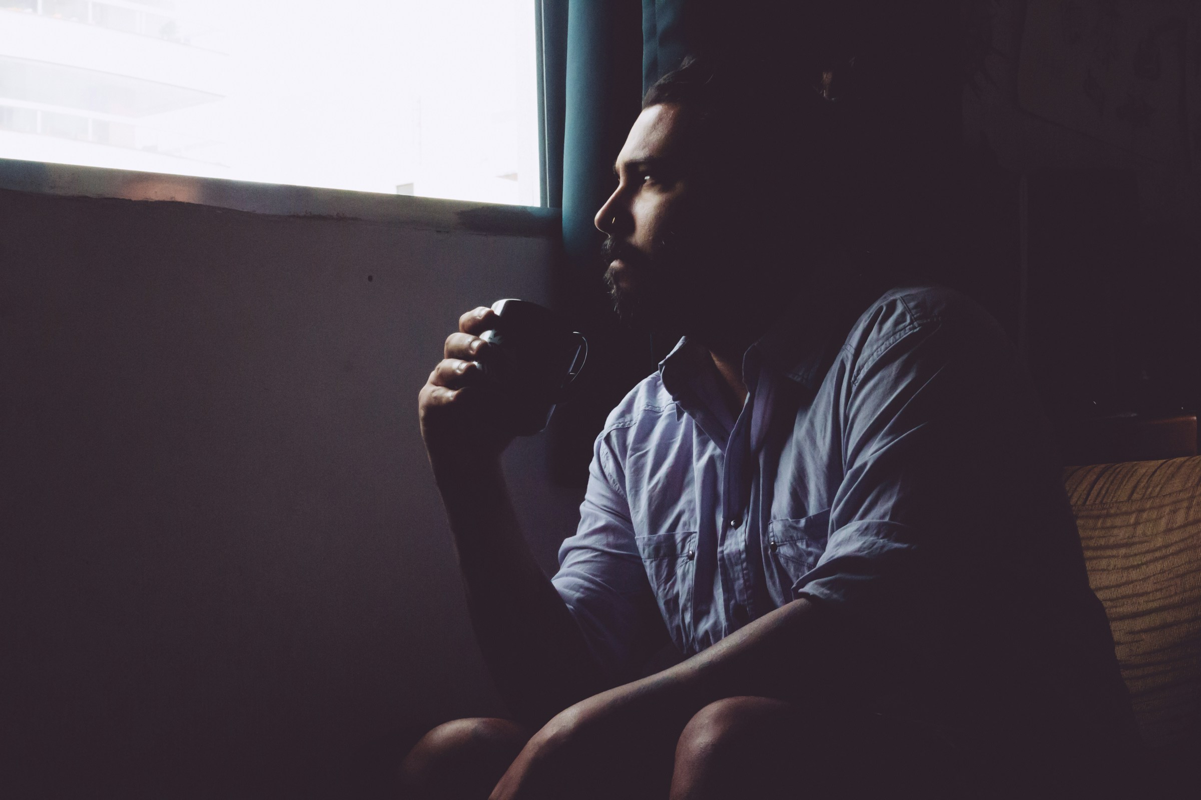 Un homme tenant une tasse | Source : Unsplash