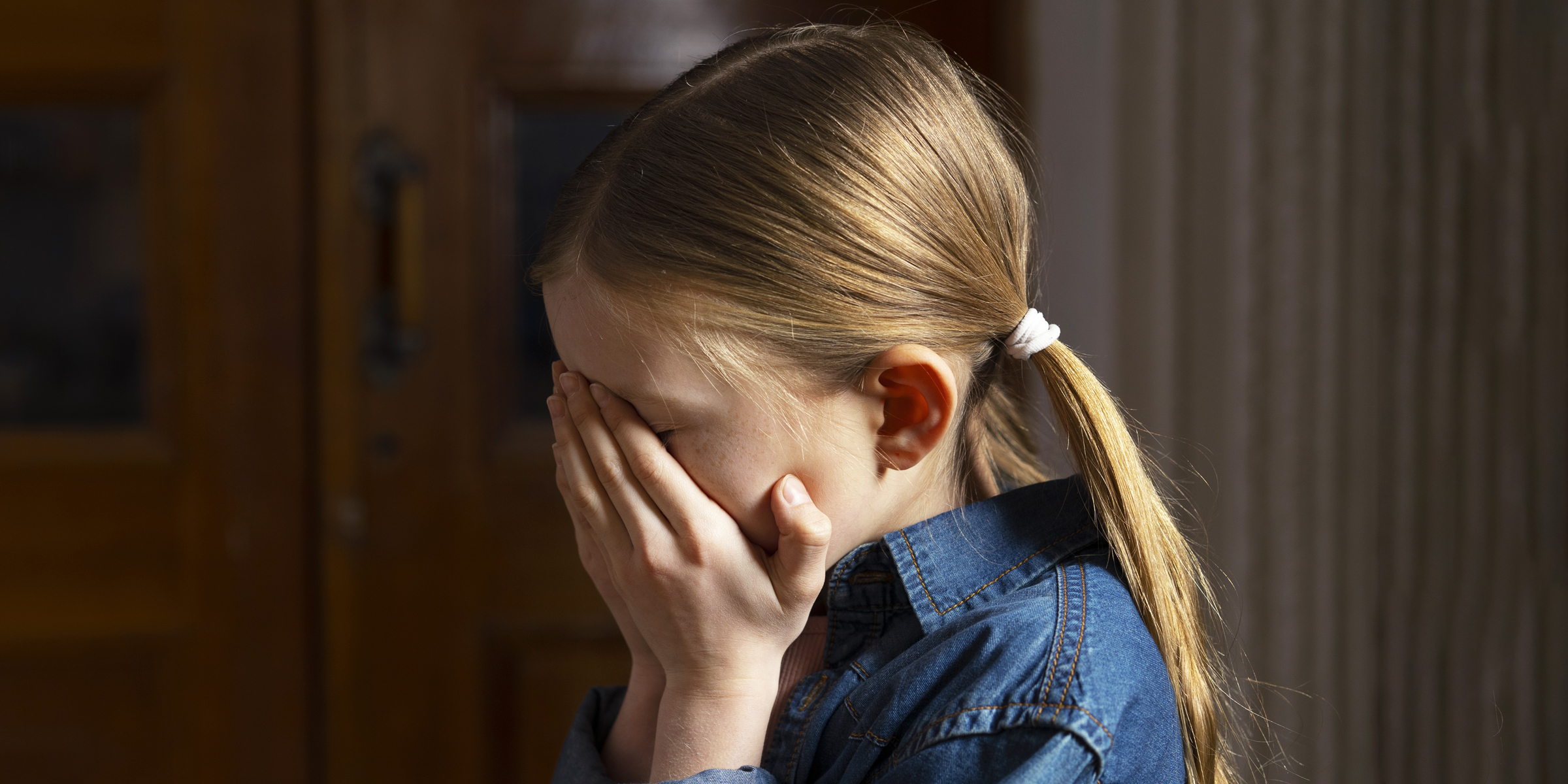 Une petite fille bouleversée | Source : Freepik