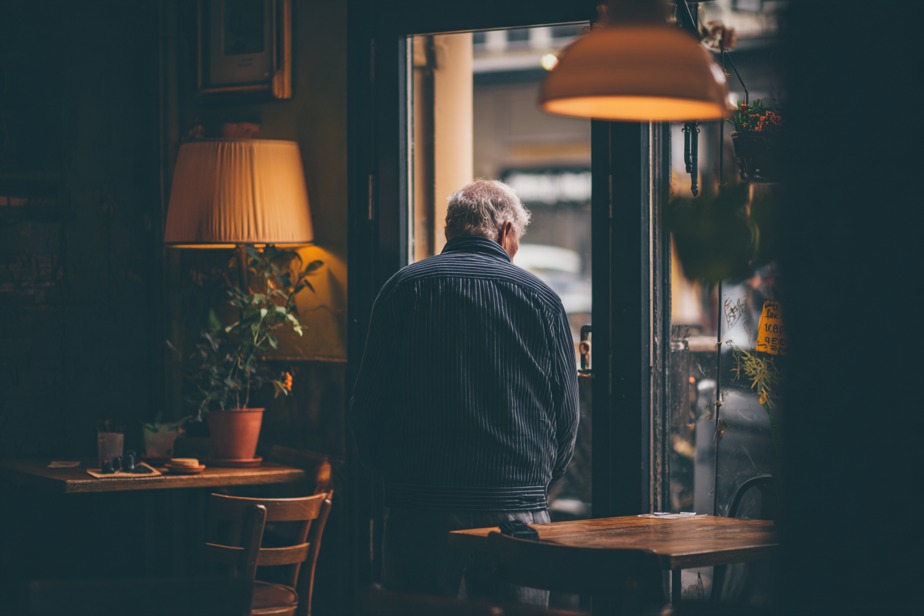 Un homme dans un café | Source : Midjourney