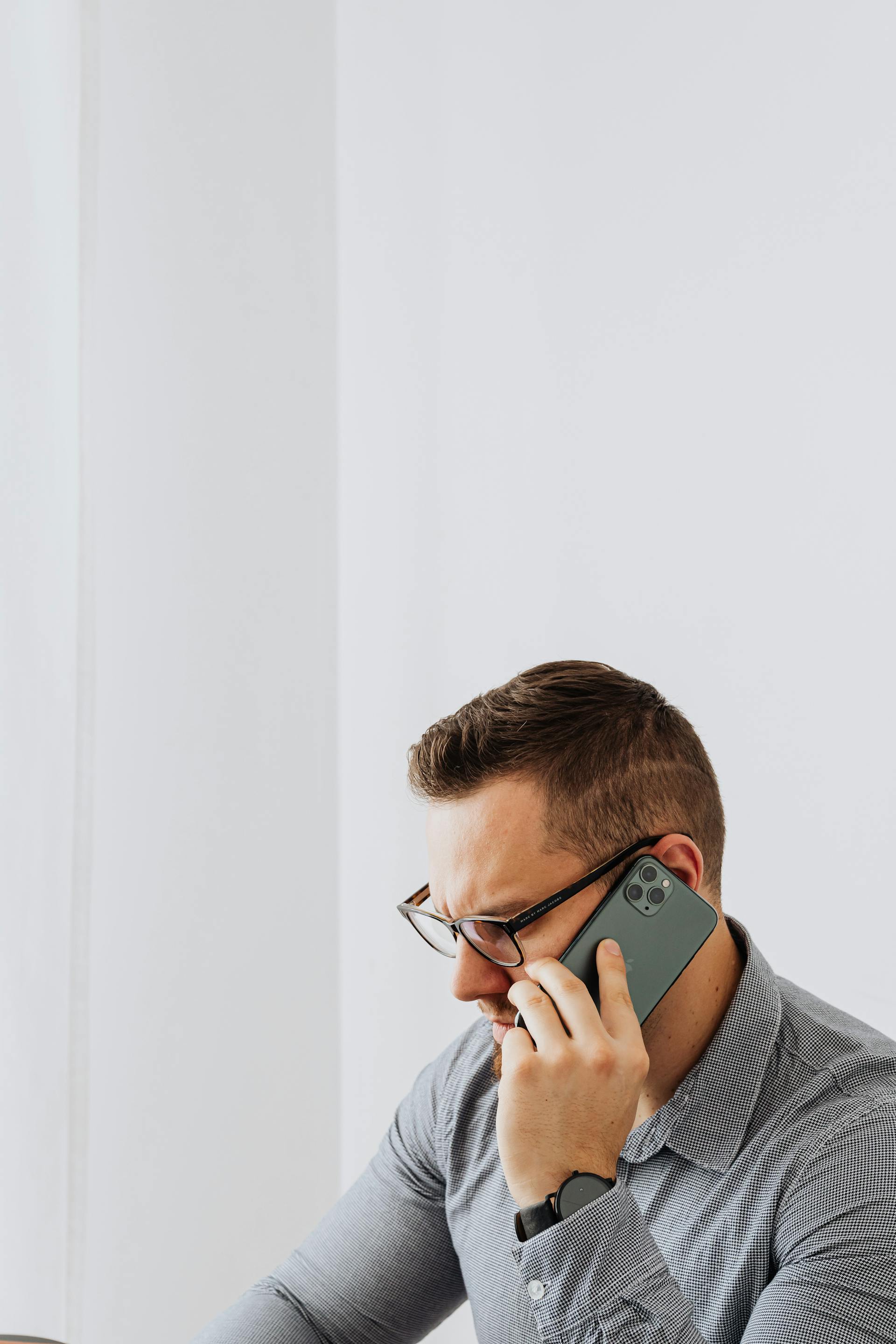 Un homme qui parle au téléphone | Source : Pexels