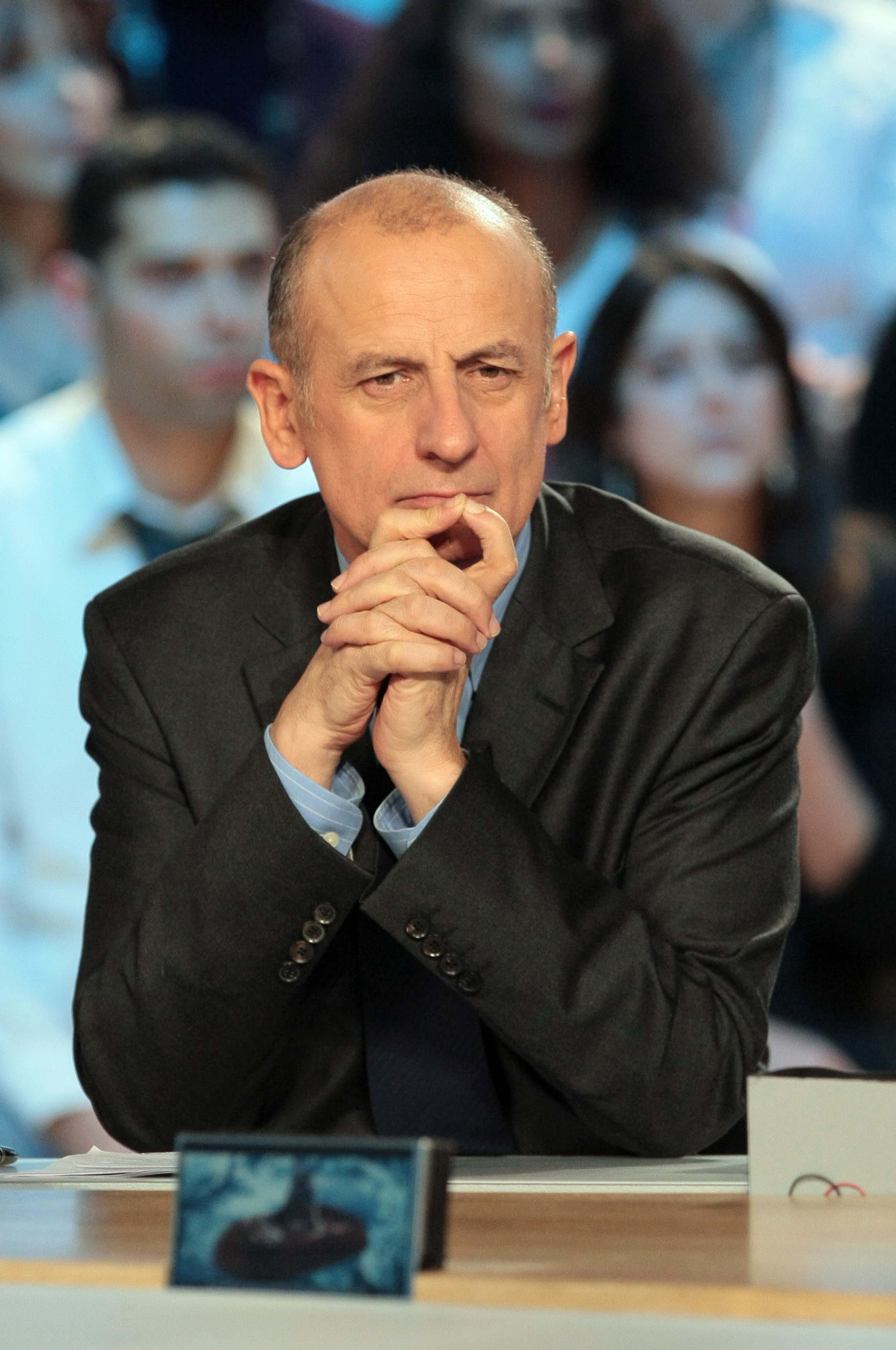 Le journaliste Jean-Michel Apathie est photographié alors qu'il anime l'émission "Le grand journal" dans un studio de la chaîne de télévision Canal +, le 23 novembre 2009 à Paris I Source : Getty Images