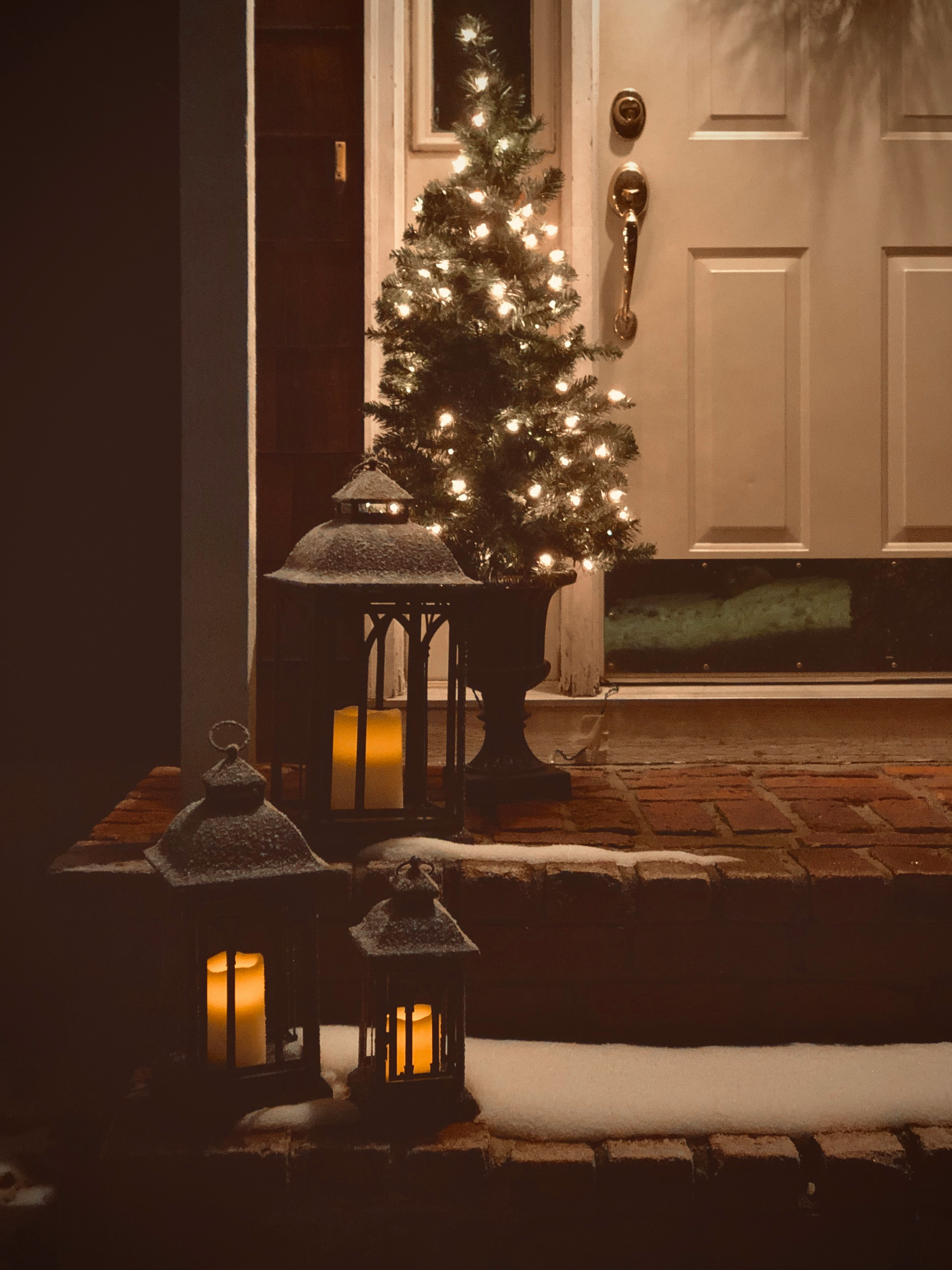 Décorations de Noël sur un porche | Source : Unsplash