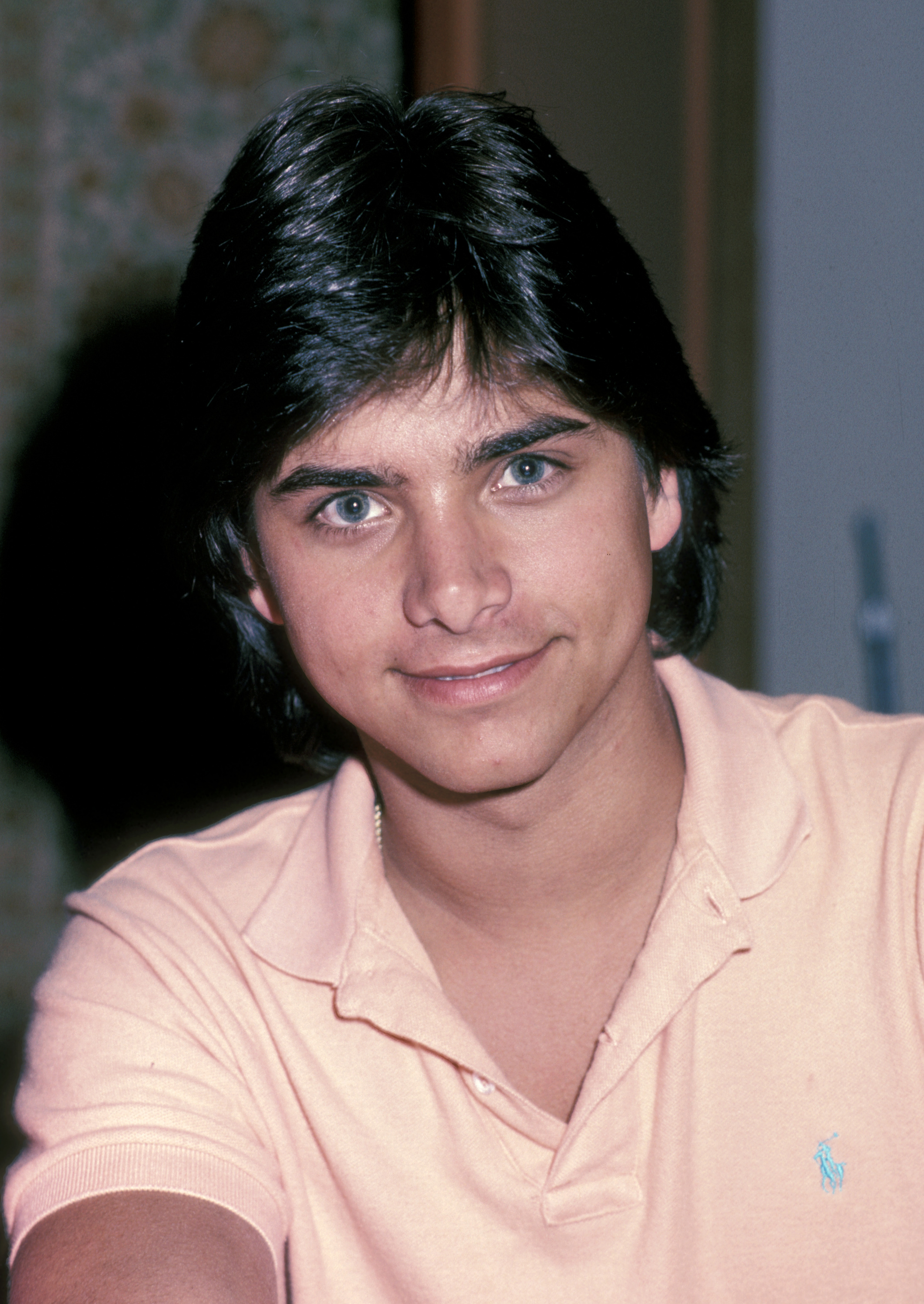John Stamos est photographié aux studios Watermark à Studio City, en Californie, lors de l'enregistrement d'une émission de radio ABC en 1983 | Source : Getty Images